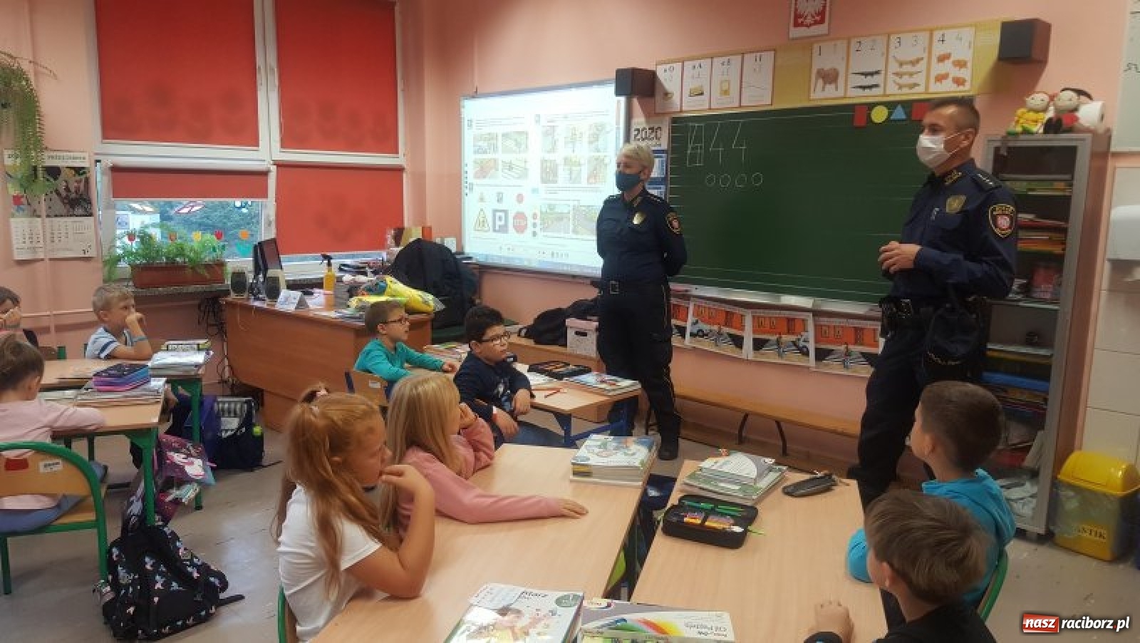 Zdjęcie w galerii na portalu naszraciborz.pl: Strażnicy miejscy dbają o bezpieczeństwo pierwszoklasistów wiadomości z regionu