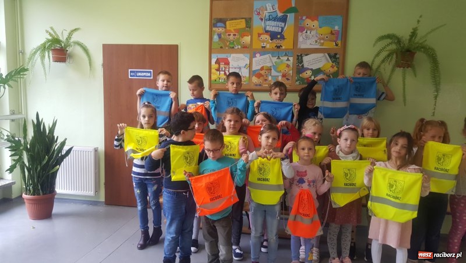 Zdjęcie w galerii na portalu naszraciborz.pl: Strażnicy miejscy dbają o bezpieczeństwo pierwszoklasistów wiadomości z regionu