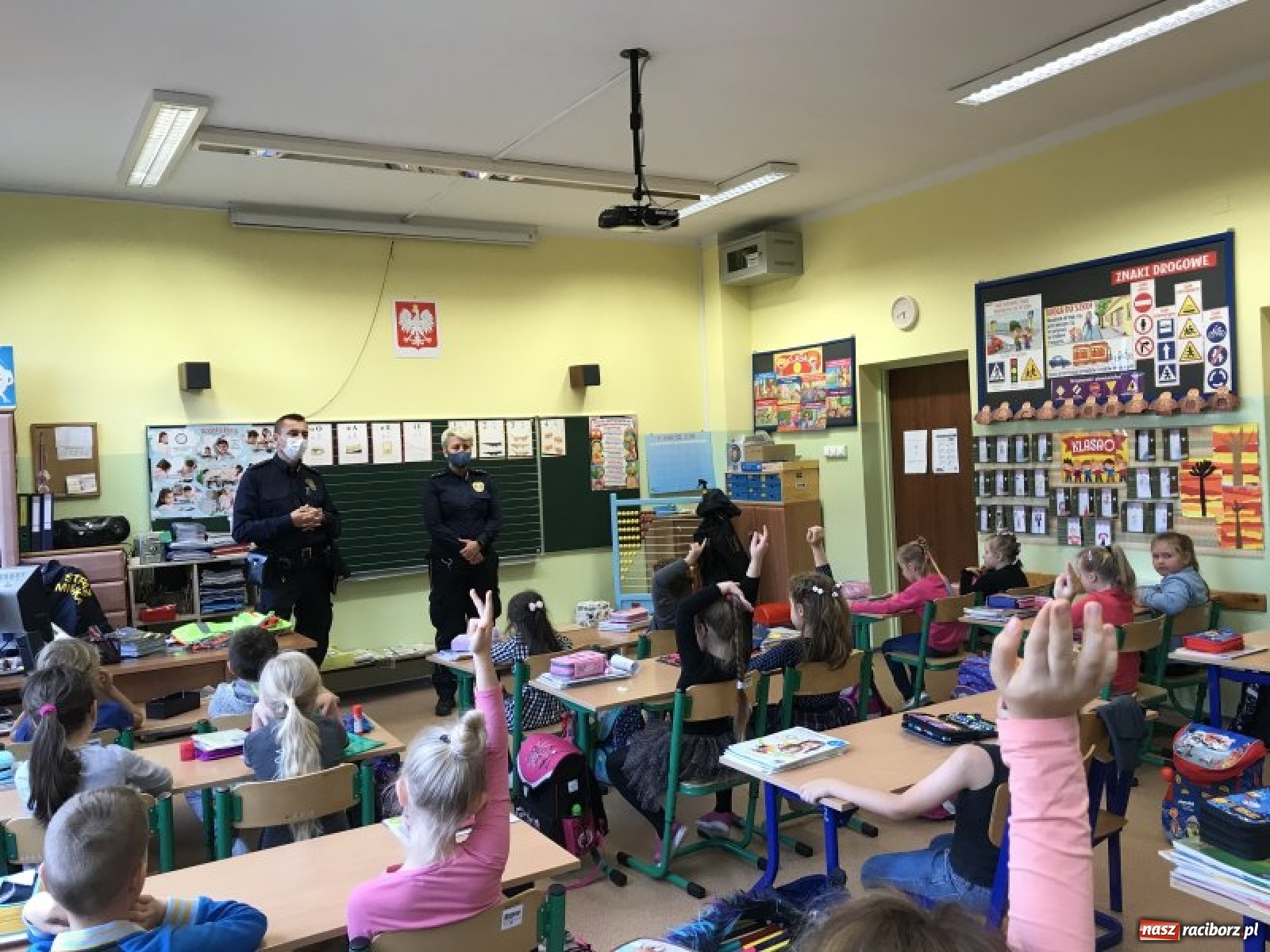 Zdjęcie w galerii na portalu naszraciborz.pl: Strażnicy miejscy dbają o bezpieczeństwo pierwszoklasistów wiadomości z regionu