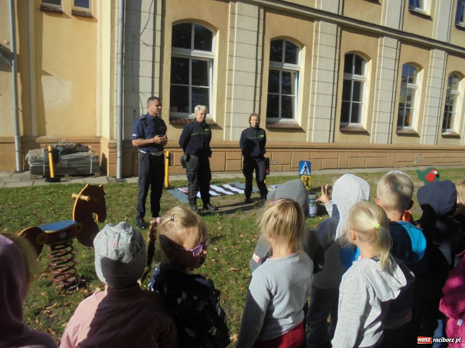 Zdjęcie w galerii na portalu naszraciborz.pl: Strażnicy miejscy dbają o bezpieczeństwo pierwszoklasistów wiadomości z regionu