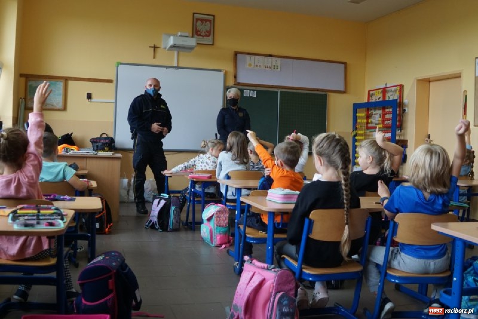 Zdjęcie w galerii na portalu naszraciborz.pl: Strażnicy miejscy dbają o bezpieczeństwo pierwszoklasistów wiadomości z regionu