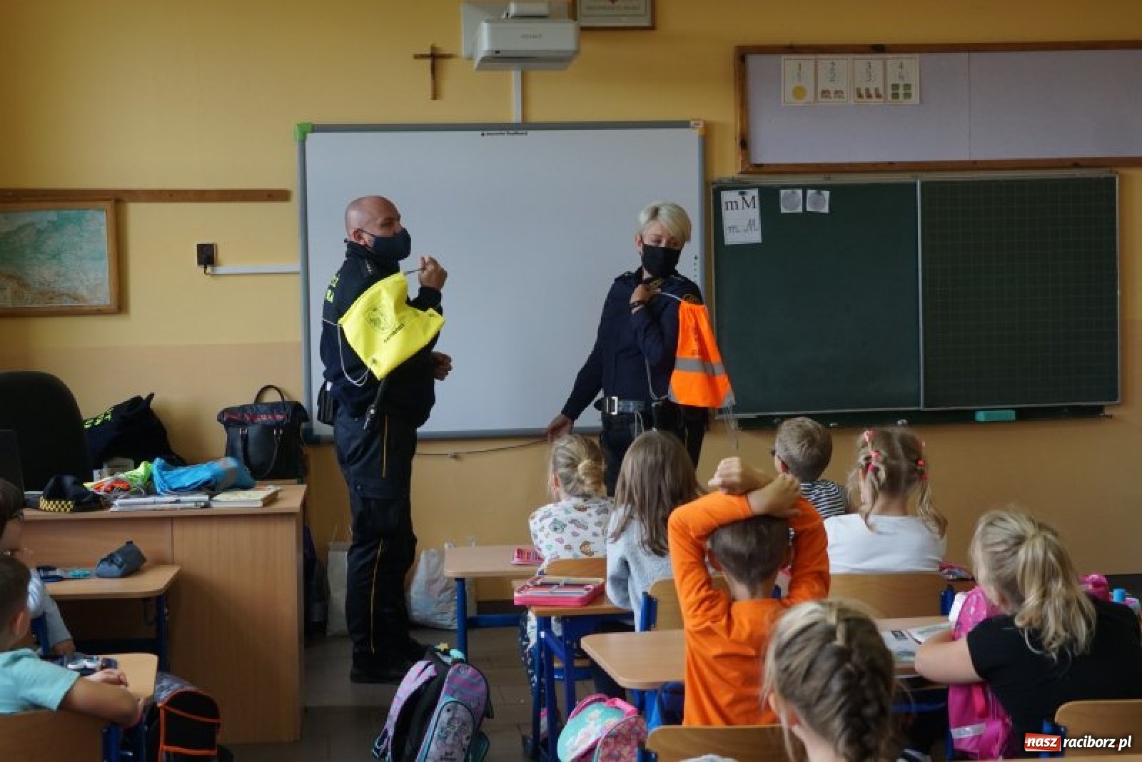 Zdjęcie w galerii na portalu naszraciborz.pl: Strażnicy miejscy dbają o bezpieczeństwo pierwszoklasistów wiadomości z regionu