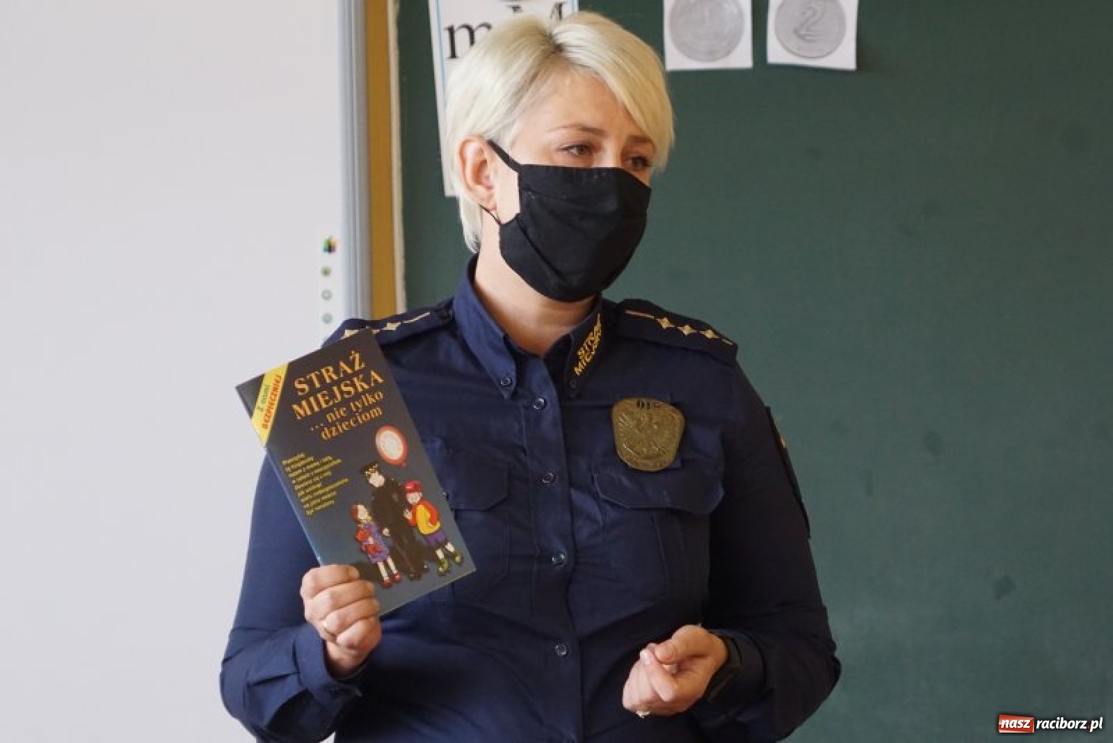 Zdjęcie w galerii na portalu naszraciborz.pl: Strażnicy miejscy dbają o bezpieczeństwo pierwszoklasistów wiadomości z regionu