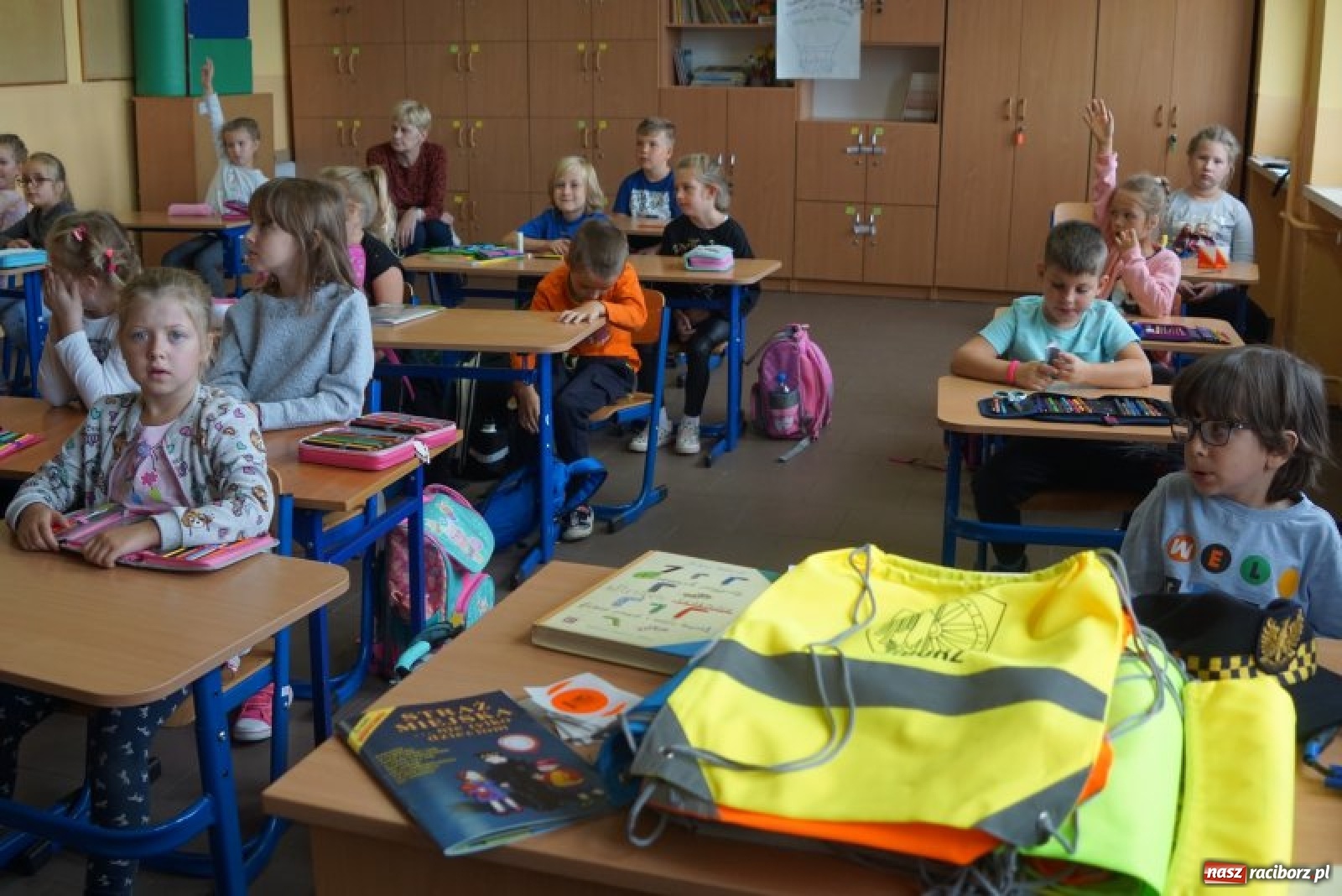 Zdjęcie w galerii na portalu naszraciborz.pl: Strażnicy miejscy dbają o bezpieczeństwo pierwszoklasistów wiadomości z regionu