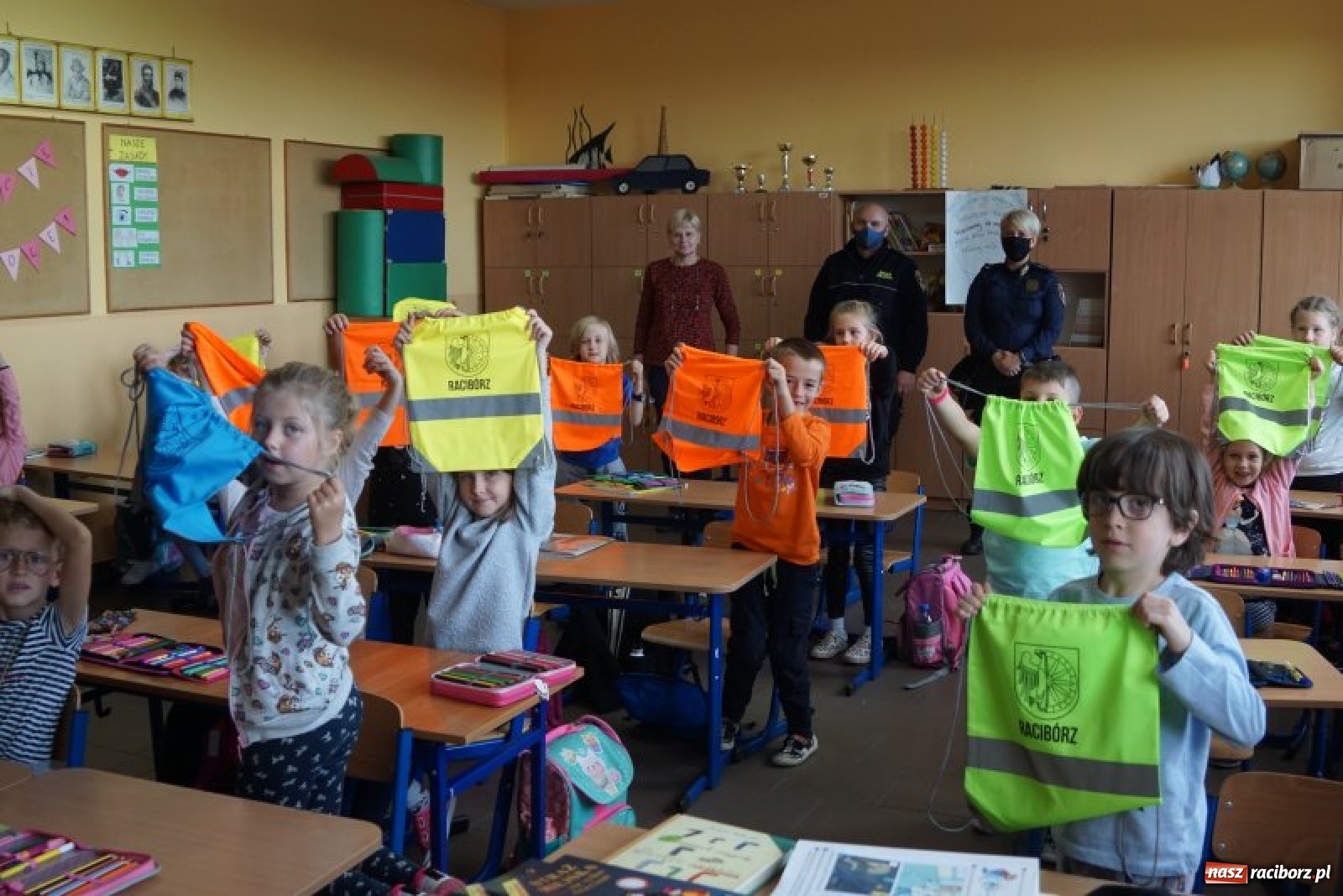 Zdjęcie w galerii na portalu naszraciborz.pl: Strażnicy miejscy dbają o bezpieczeństwo pierwszoklasistów wiadomości z regionu