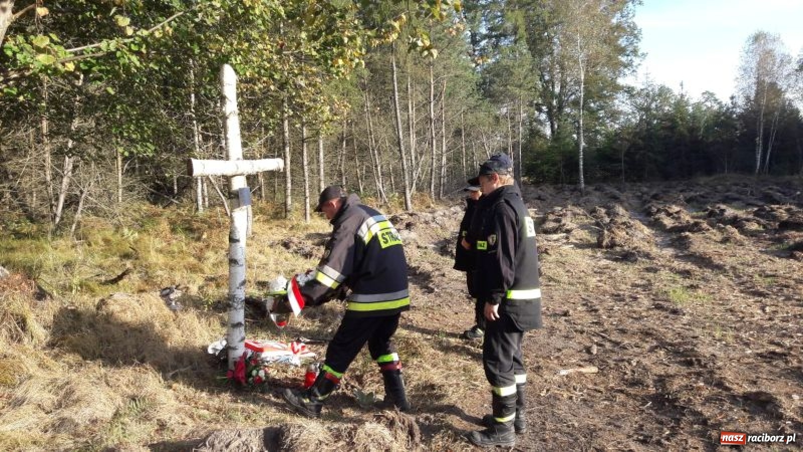 Zdjęcie w galerii na portalu naszraciborz.pl: W Kuźni Raciborskiej oddano hołd saperom wiadomości z regionu
