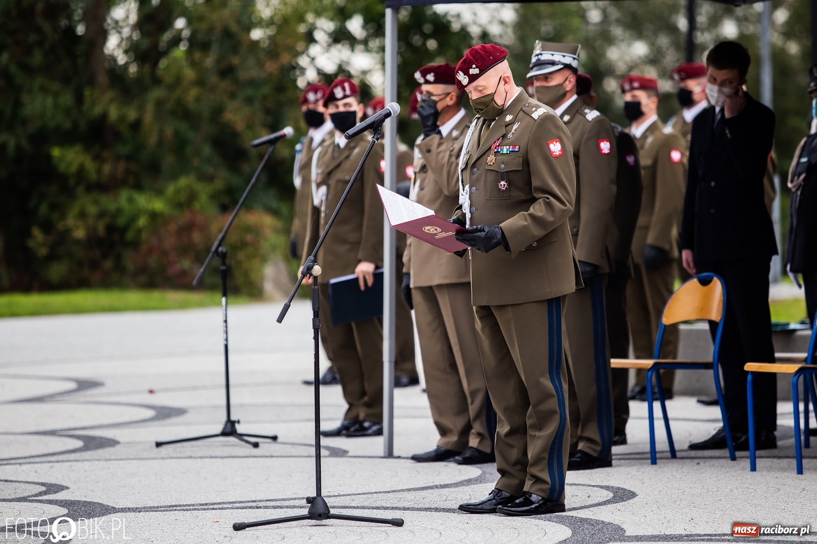 Zdjęcie w galerii na portalu naszraciborz.pl: Rok po tragicznej śmierci saperów. W Kuźni Raciborskiej odsłonięto tablicę pamiątkową  wiadomości z regionu