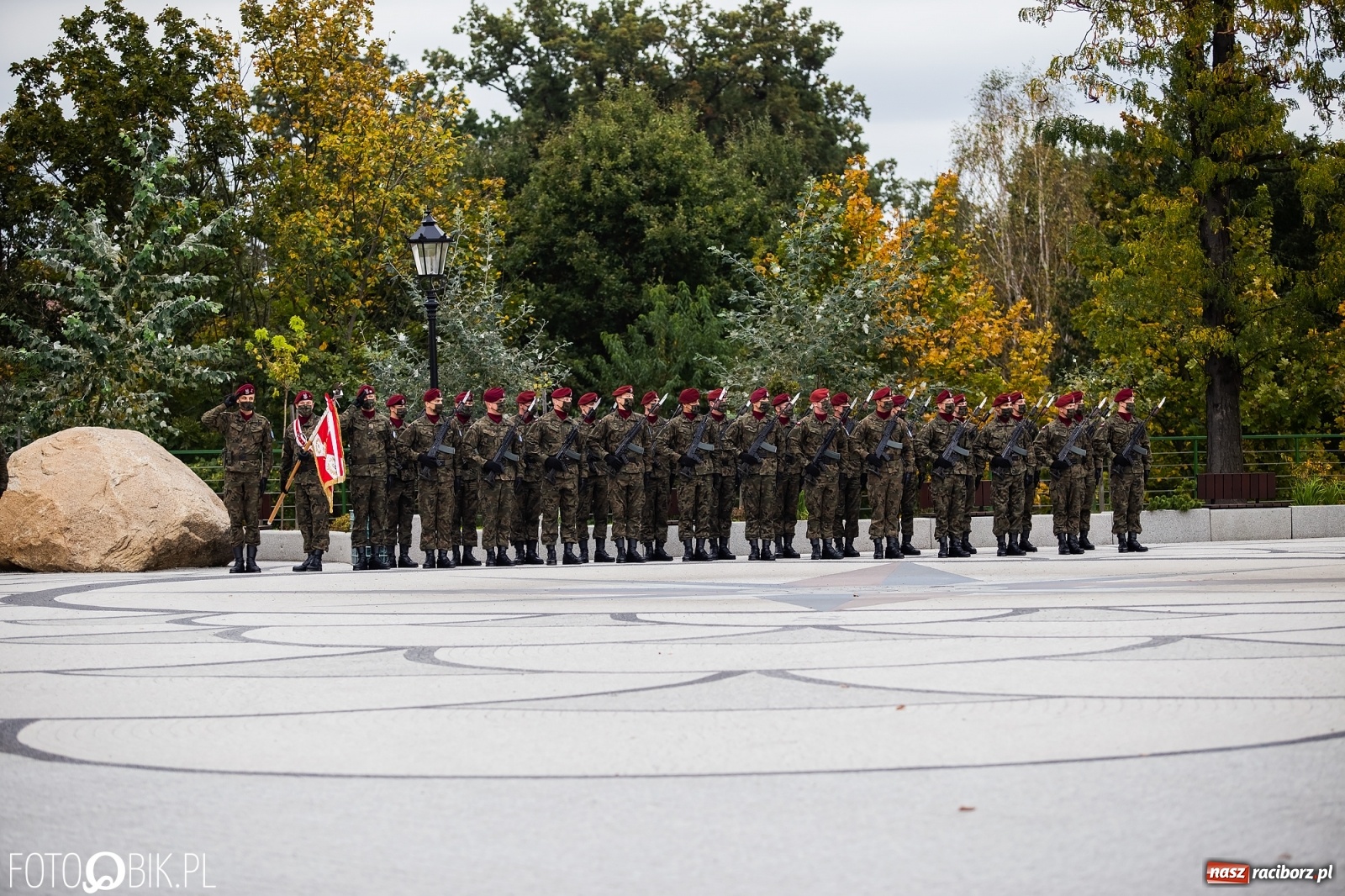 Zdjęcie w galerii na portalu naszraciborz.pl: Rok po tragicznej śmierci saperów. W Kuźni Raciborskiej odsłonięto tablicę pamiątkową  wiadomości z regionu