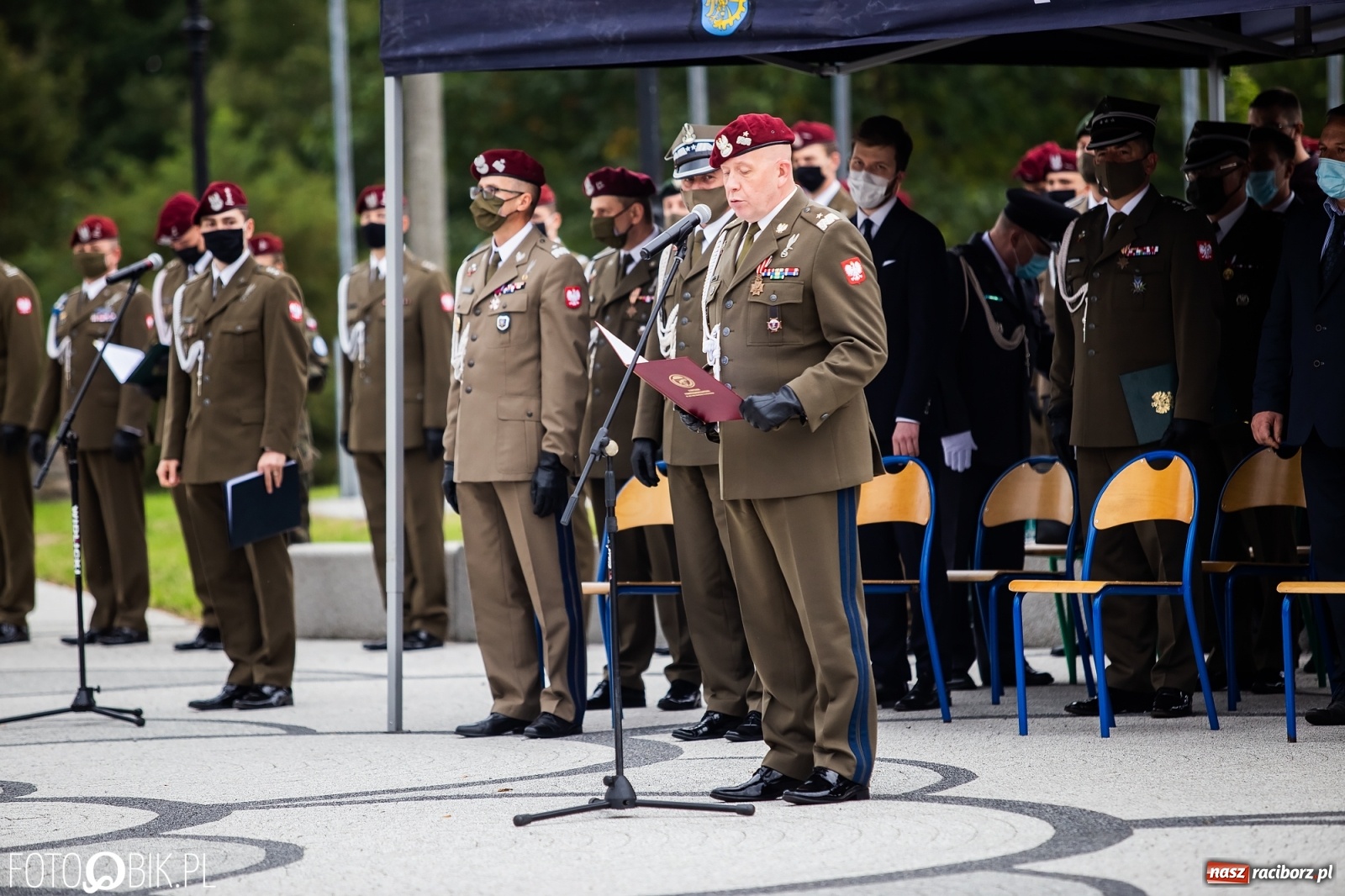 Zdjęcie w galerii na portalu naszraciborz.pl: Rok po tragicznej śmierci saperów. W Kuźni Raciborskiej odsłonięto tablicę pamiątkową  wiadomości z regionu