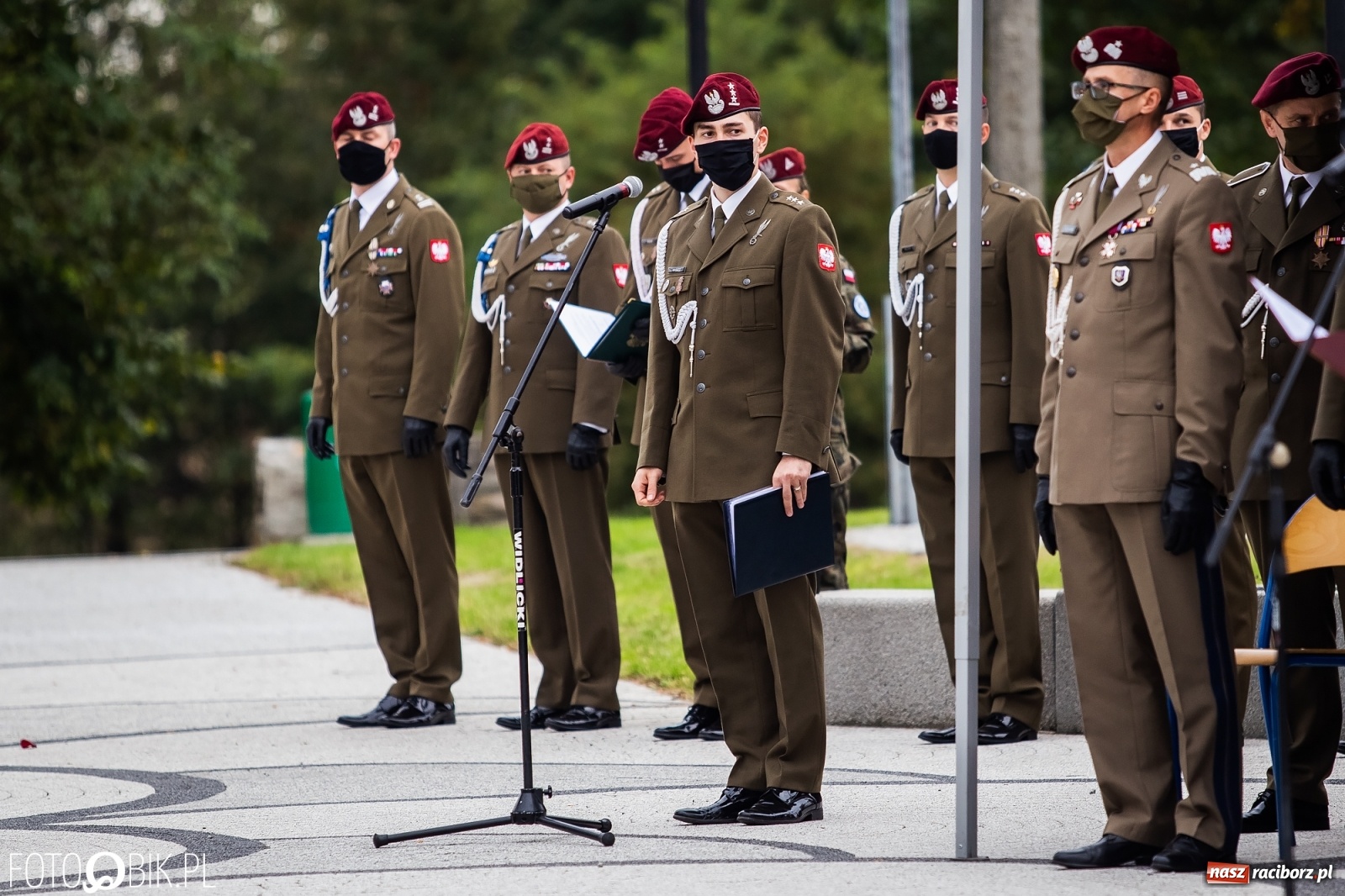 Zdjęcie w galerii na portalu naszraciborz.pl: Rok po tragicznej śmierci saperów. W Kuźni Raciborskiej odsłonięto tablicę pamiątkową  wiadomości z regionu