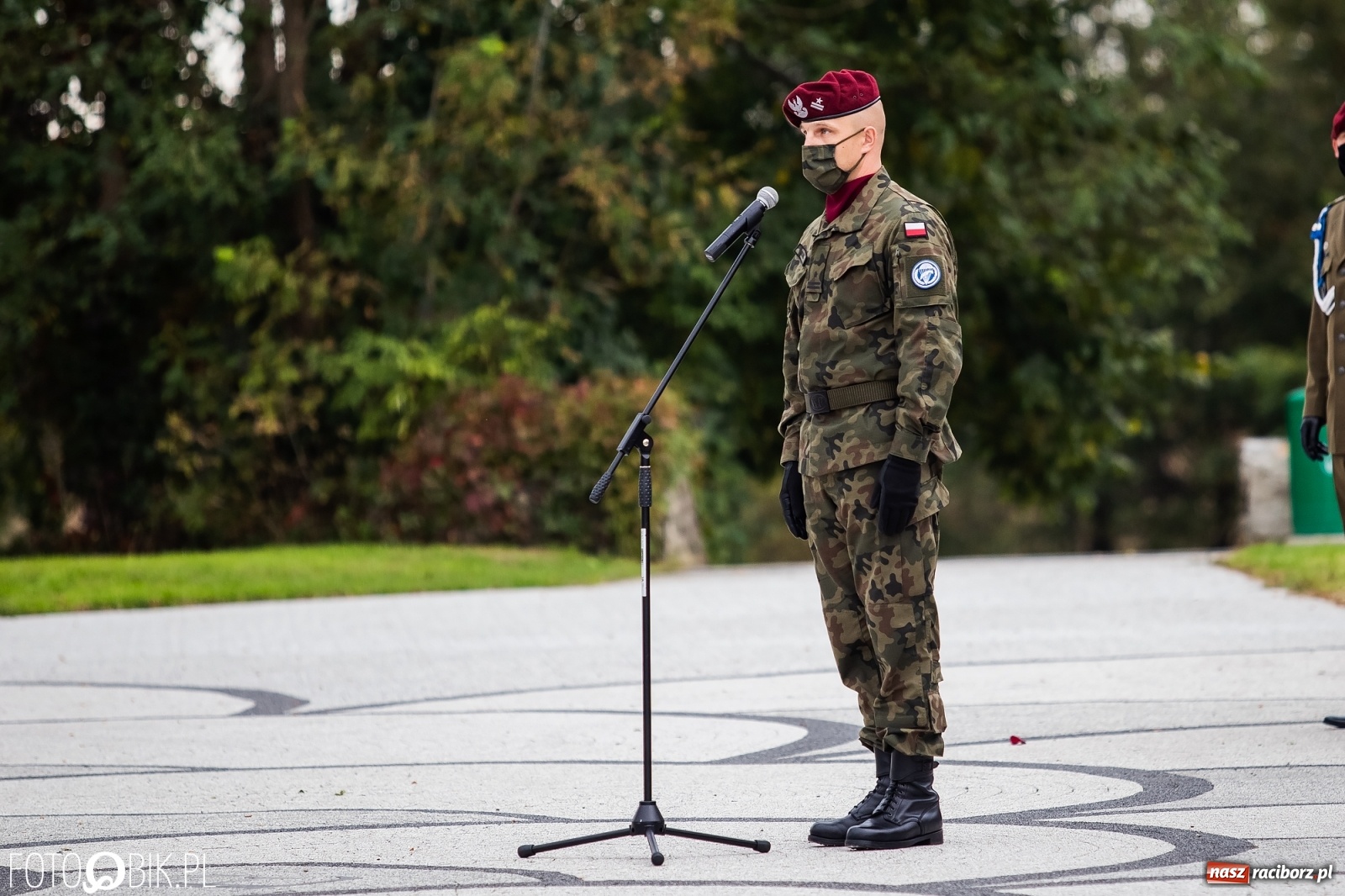 Zdjęcie w galerii na portalu naszraciborz.pl: Rok po tragicznej śmierci saperów. W Kuźni Raciborskiej odsłonięto tablicę pamiątkową  wiadomości z regionu