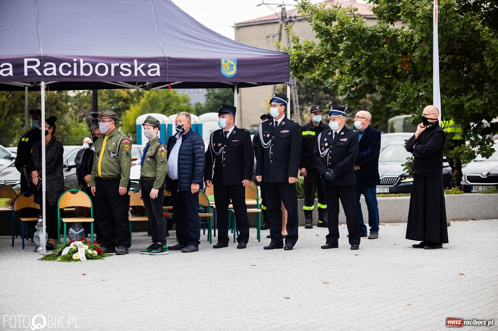 Zdjęcie w galerii na portalu naszraciborz.pl: Rok po tragicznej śmierci saperów. W Kuźni Raciborskiej odsłonięto tablicę pamiątkową  wiadomości z regionu