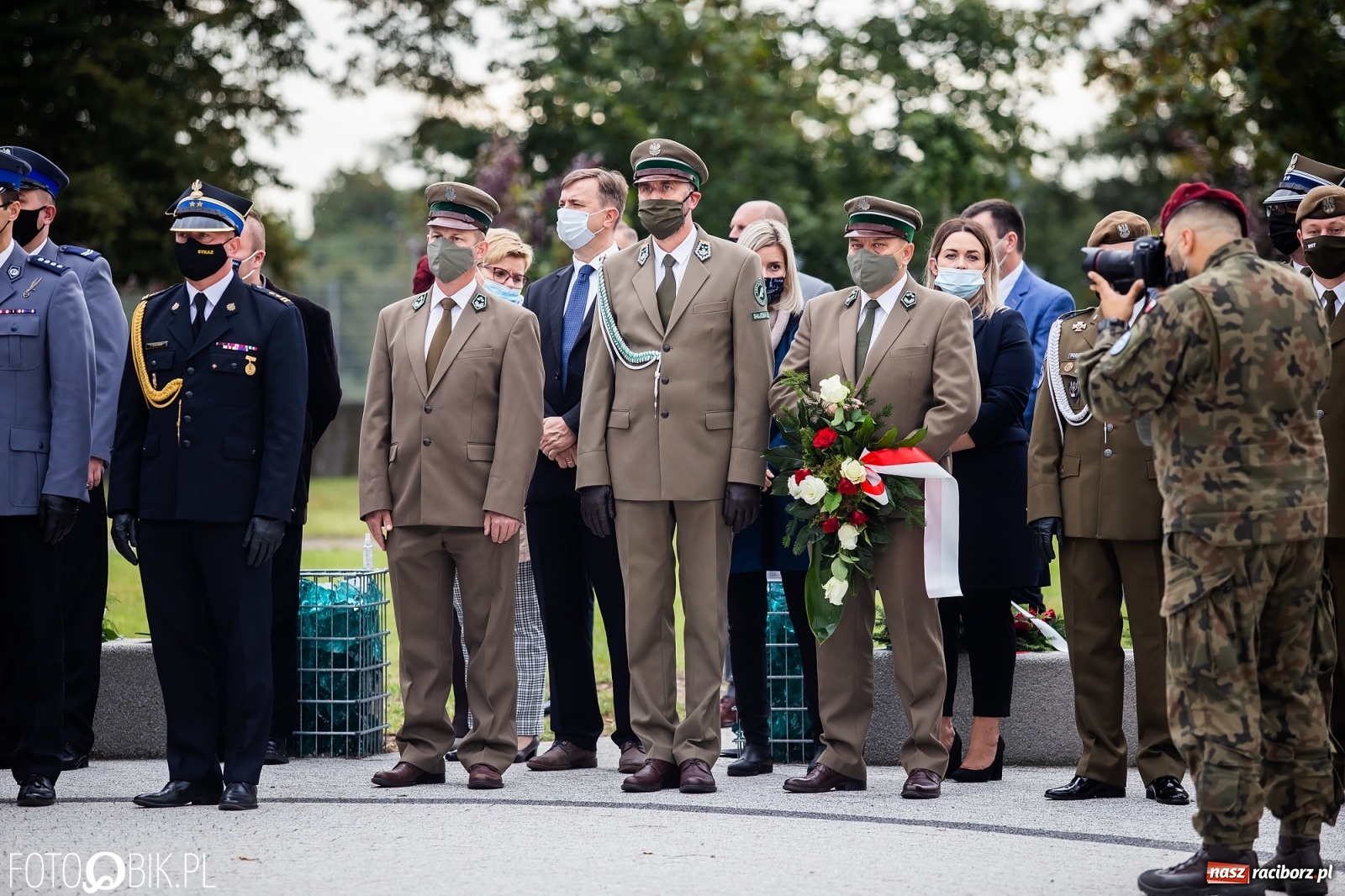 Zdjęcie w galerii na portalu naszraciborz.pl: Rok po tragicznej śmierci saperów. W Kuźni Raciborskiej odsłonięto tablicę pamiątkową  wiadomości z regionu