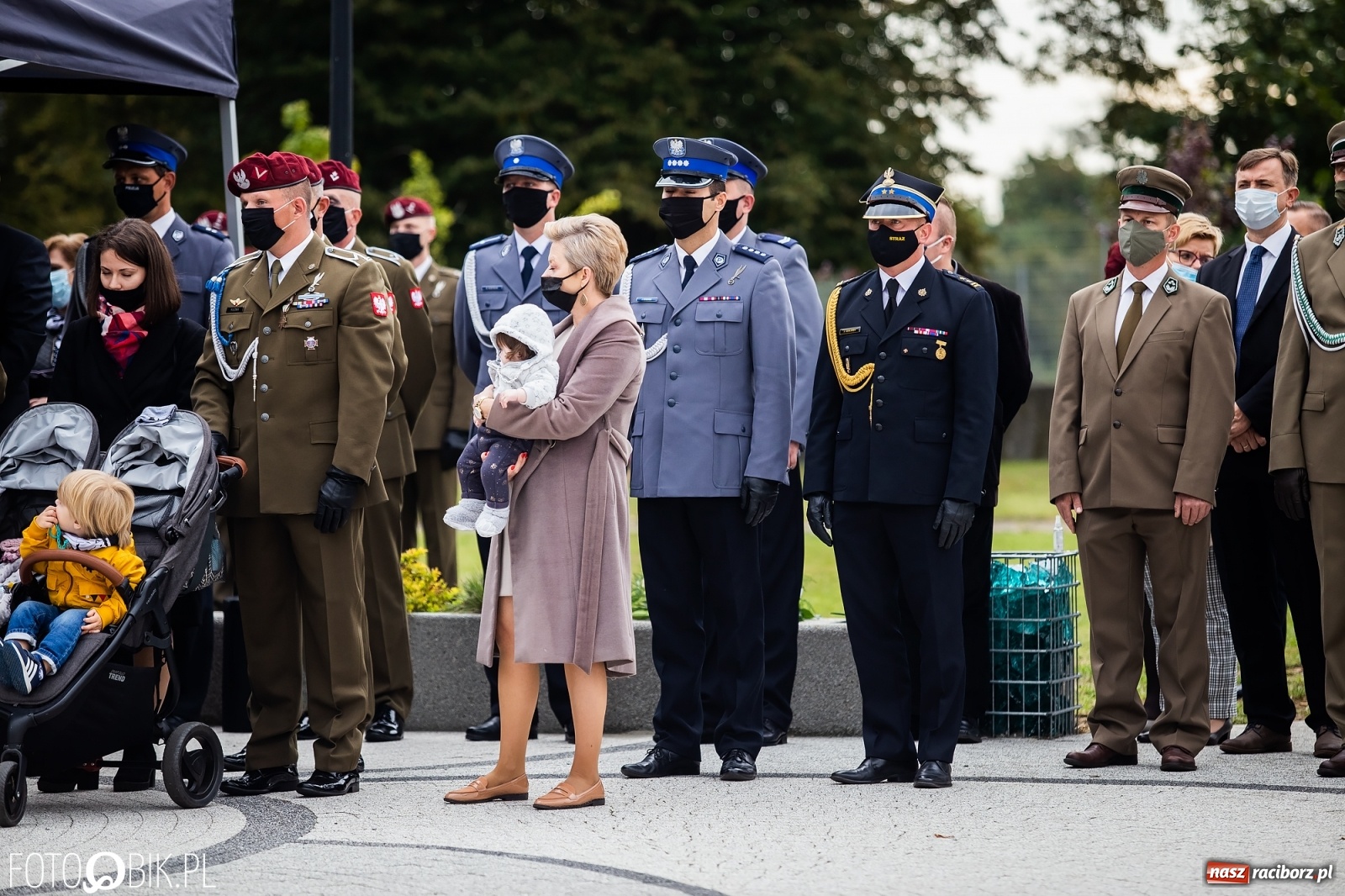 Zdjęcie w galerii na portalu naszraciborz.pl: Rok po tragicznej śmierci saperów. W Kuźni Raciborskiej odsłonięto tablicę pamiątkową  wiadomości z regionu