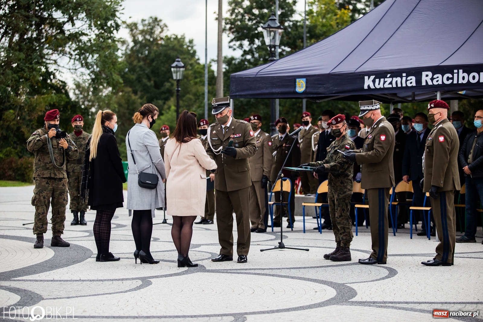 Zdjęcie w galerii na portalu naszraciborz.pl: Rok po tragicznej śmierci saperów. W Kuźni Raciborskiej odsłonięto tablicę pamiątkową  wiadomości z regionu