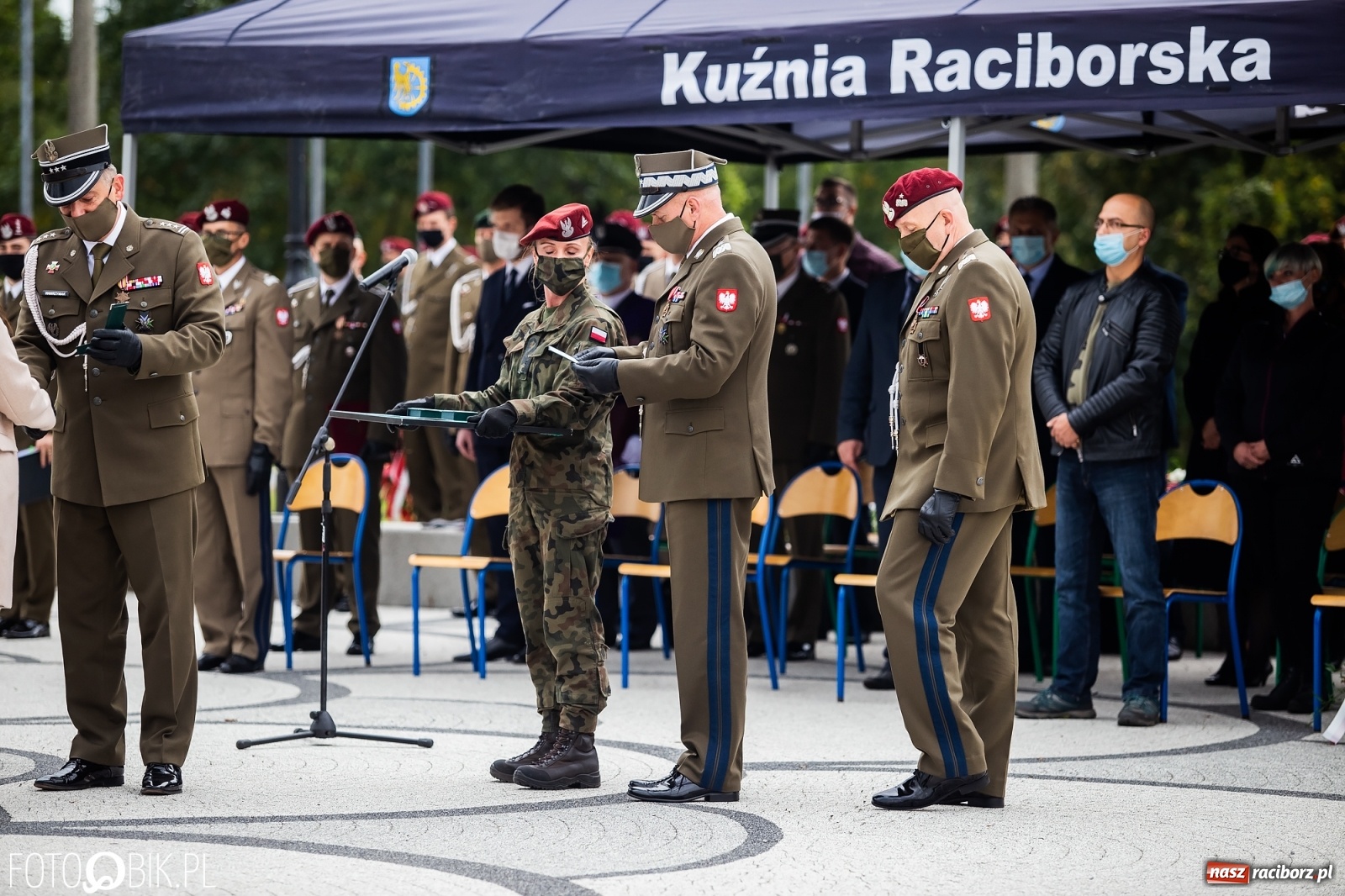 Zdjęcie w galerii na portalu naszraciborz.pl: Rok po tragicznej śmierci saperów. W Kuźni Raciborskiej odsłonięto tablicę pamiątkową  wiadomości z regionu