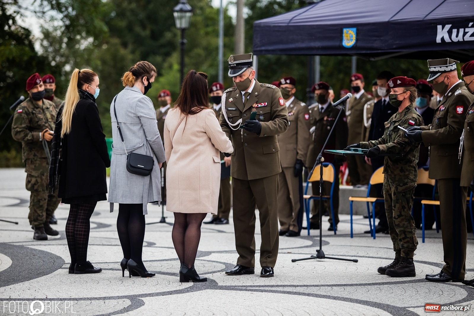 Zdjęcie w galerii na portalu naszraciborz.pl: Rok po tragicznej śmierci saperów. W Kuźni Raciborskiej odsłonięto tablicę pamiątkową  wiadomości z regionu