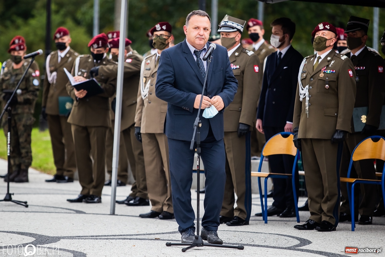 Zdjęcie w galerii na portalu naszraciborz.pl: Rok po tragicznej śmierci saperów. W Kuźni Raciborskiej odsłonięto tablicę pamiątkową  wiadomości z regionu