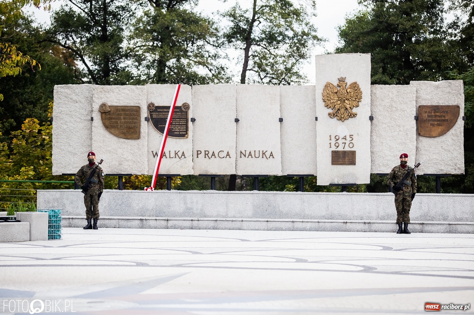 Zdjęcie w galerii na portalu naszraciborz.pl: Rok po tragicznej śmierci saperów. W Kuźni Raciborskiej odsłonięto tablicę pamiątkową  wiadomości z regionu