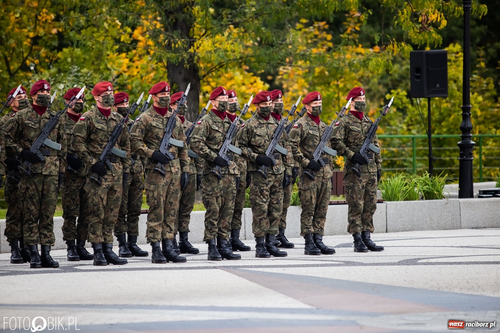 Zdjęcie w galerii na portalu naszraciborz.pl: Rok po tragicznej śmierci saperów. W Kuźni Raciborskiej odsłonięto tablicę pamiątkową  wiadomości z regionu
