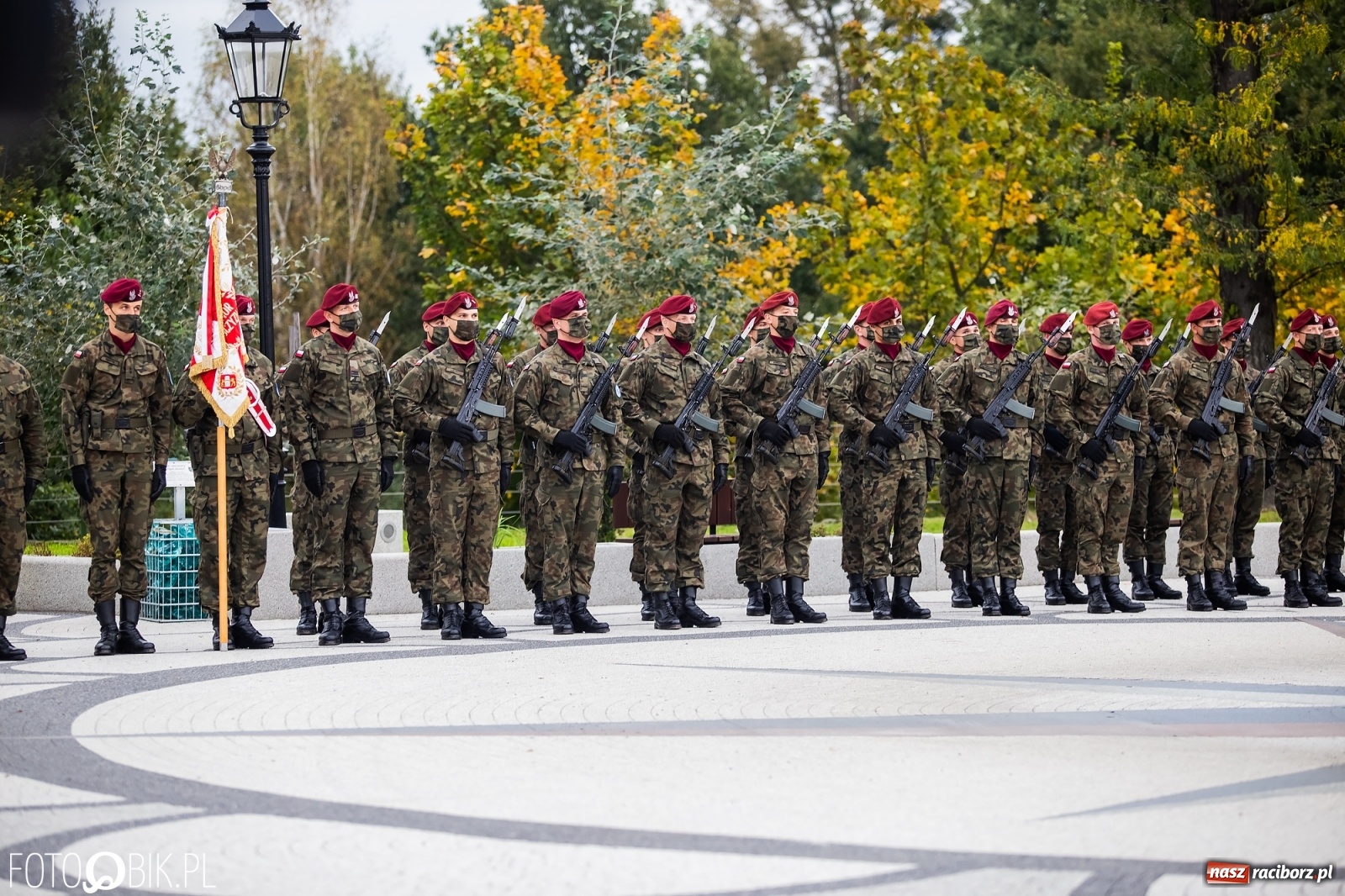 Zdjęcie w galerii na portalu naszraciborz.pl: Rok po tragicznej śmierci saperów. W Kuźni Raciborskiej odsłonięto tablicę pamiątkową  wiadomości z regionu