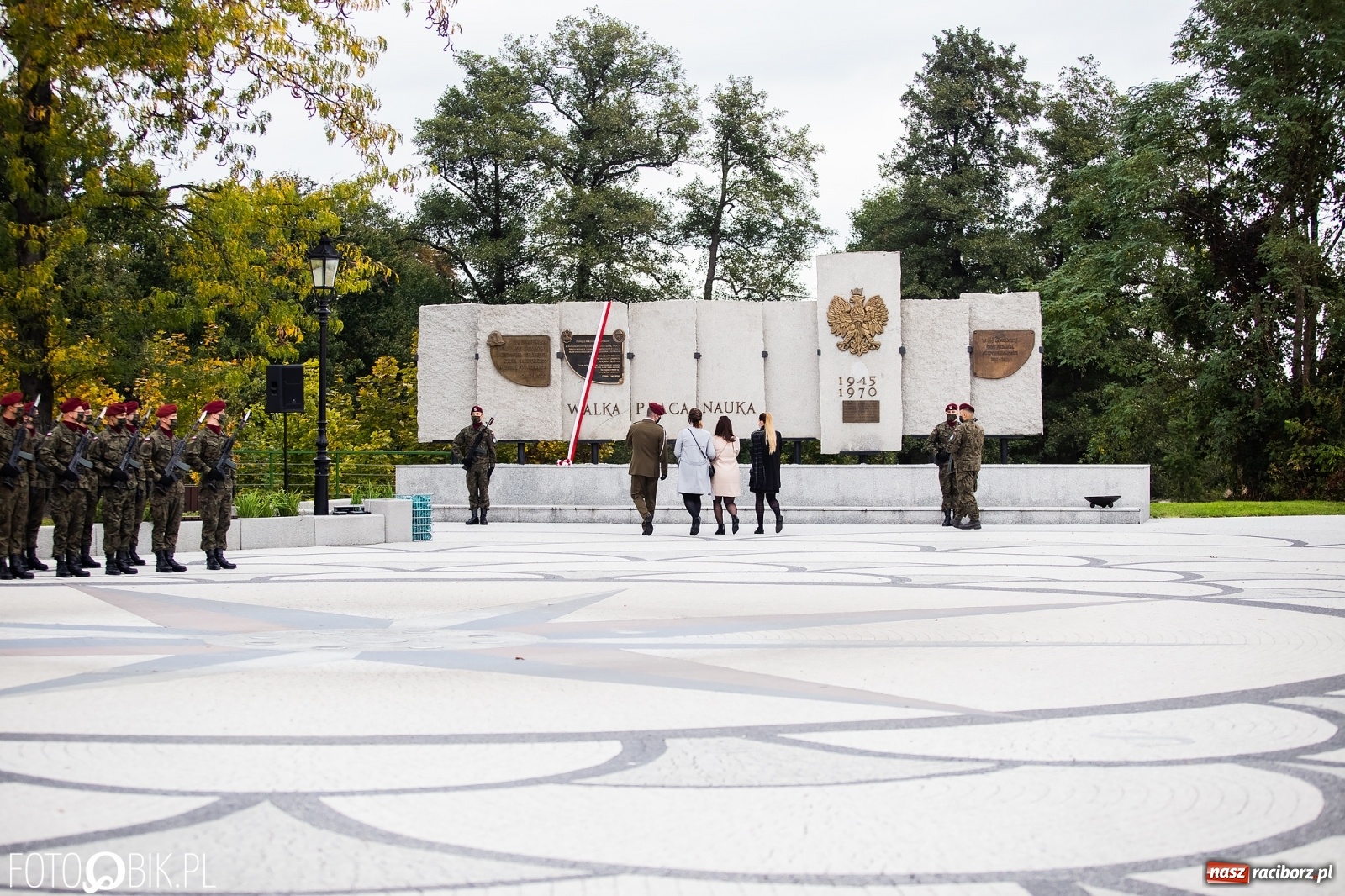 Zdjęcie w galerii na portalu naszraciborz.pl: Rok po tragicznej śmierci saperów. W Kuźni Raciborskiej odsłonięto tablicę pamiątkową  wiadomości z regionu