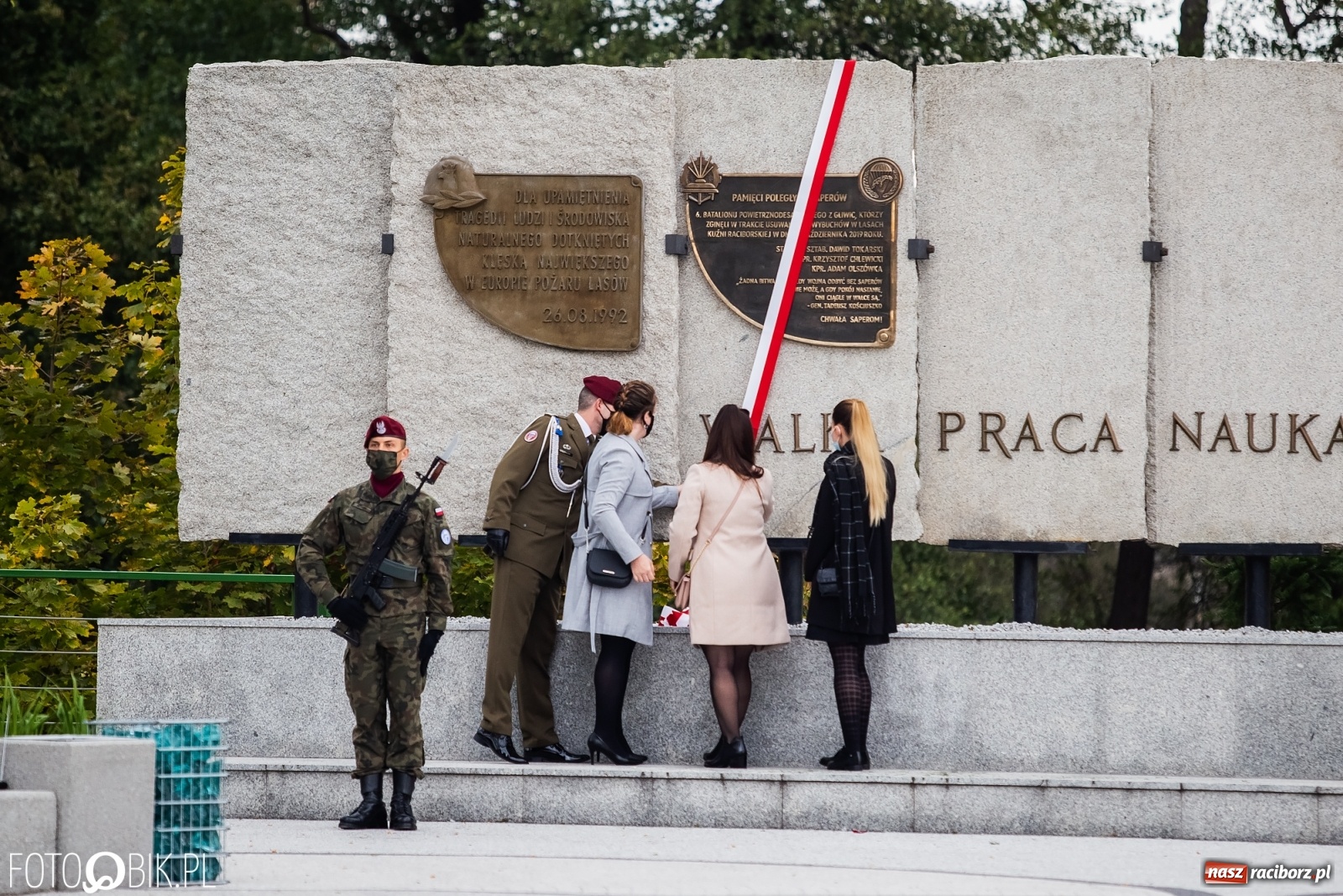 Zdjęcie w galerii na portalu naszraciborz.pl: Rok po tragicznej śmierci saperów. W Kuźni Raciborskiej odsłonięto tablicę pamiątkową  wiadomości z regionu