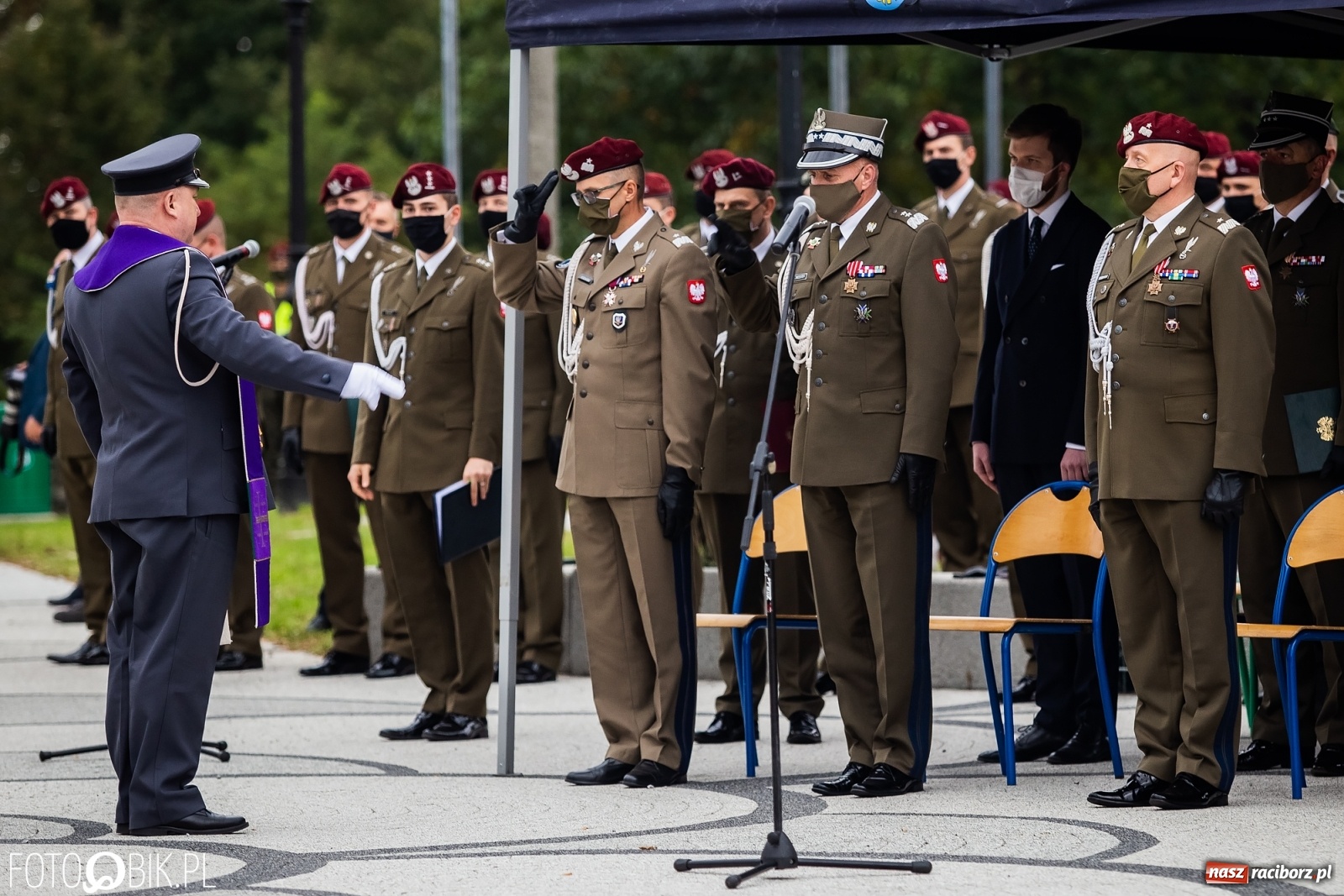 Zdjęcie w galerii na portalu naszraciborz.pl: Rok po tragicznej śmierci saperów. W Kuźni Raciborskiej odsłonięto tablicę pamiątkową  wiadomości z regionu
