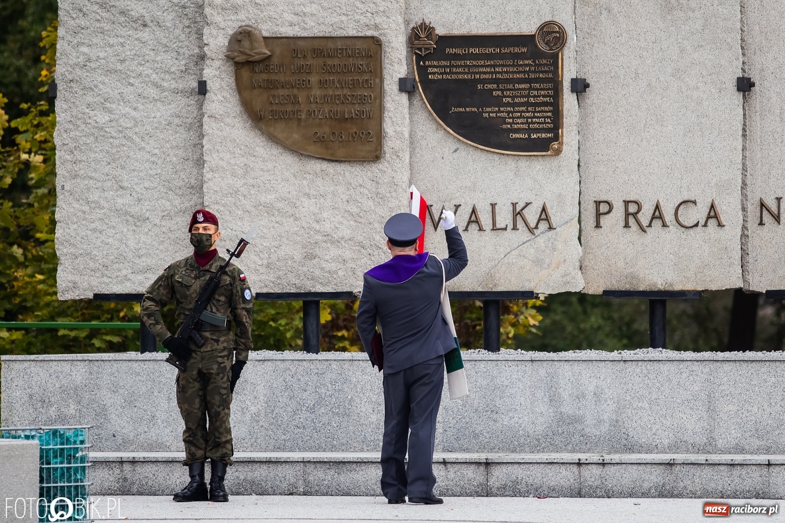 Zdjęcie w galerii na portalu naszraciborz.pl: Rok po tragicznej śmierci saperów. W Kuźni Raciborskiej odsłonięto tablicę pamiątkową  wiadomości z regionu