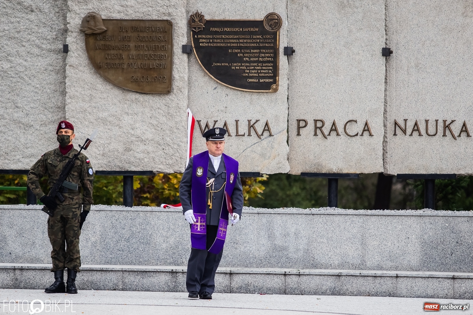 Zdjęcie w galerii na portalu naszraciborz.pl: Rok po tragicznej śmierci saperów. W Kuźni Raciborskiej odsłonięto tablicę pamiątkową  wiadomości z regionu