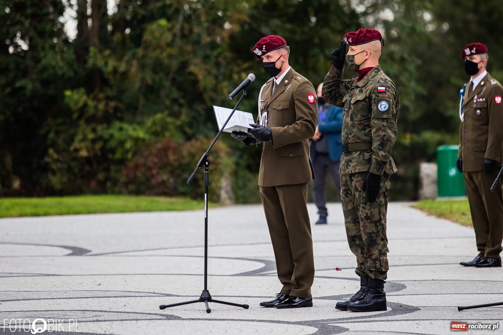 Zdjęcie w galerii na portalu naszraciborz.pl: Rok po tragicznej śmierci saperów. W Kuźni Raciborskiej odsłonięto tablicę pamiątkową  wiadomości z regionu