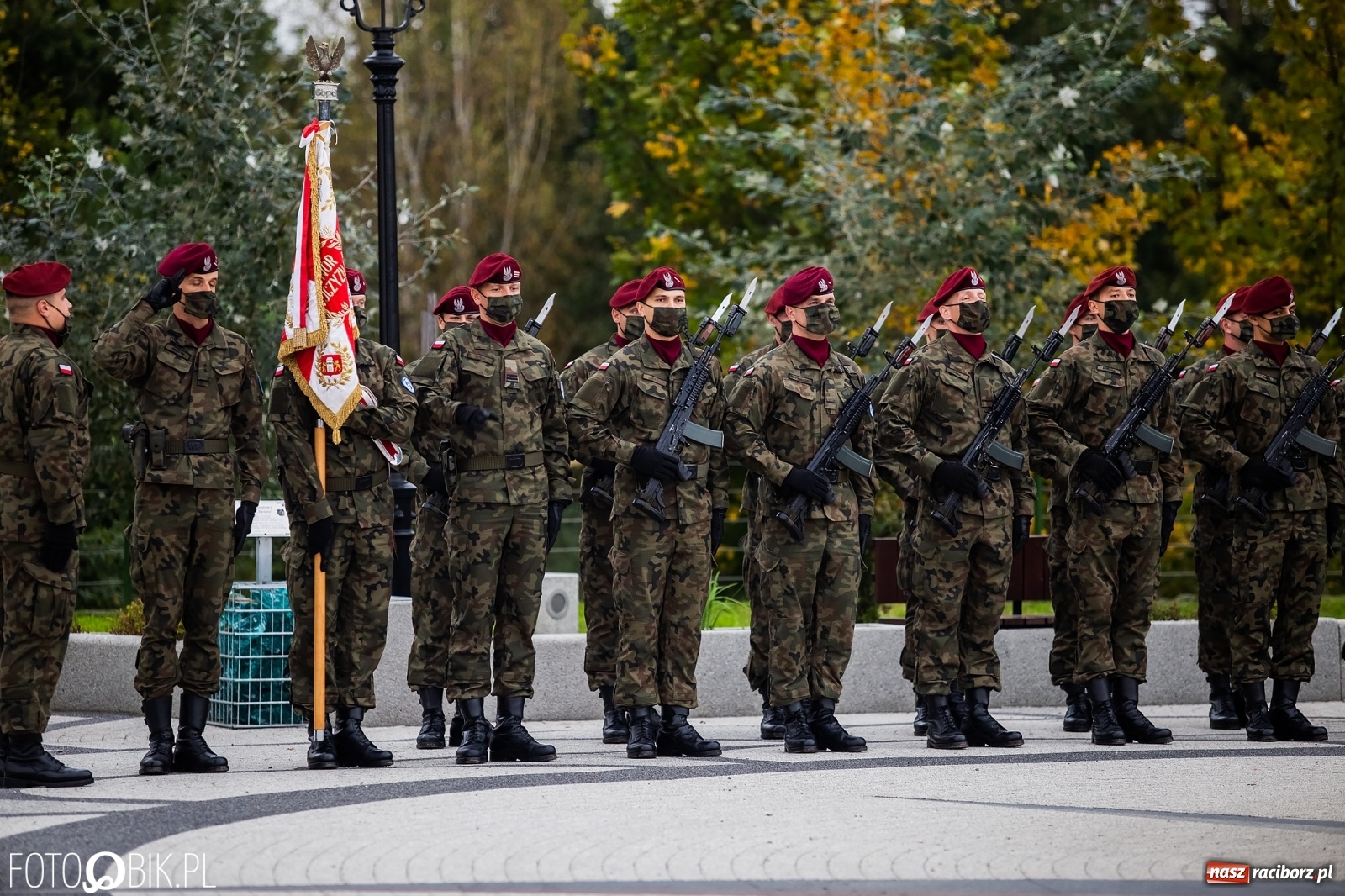 Zdjęcie w galerii na portalu naszraciborz.pl: Rok po tragicznej śmierci saperów. W Kuźni Raciborskiej odsłonięto tablicę pamiątkową  wiadomości z regionu