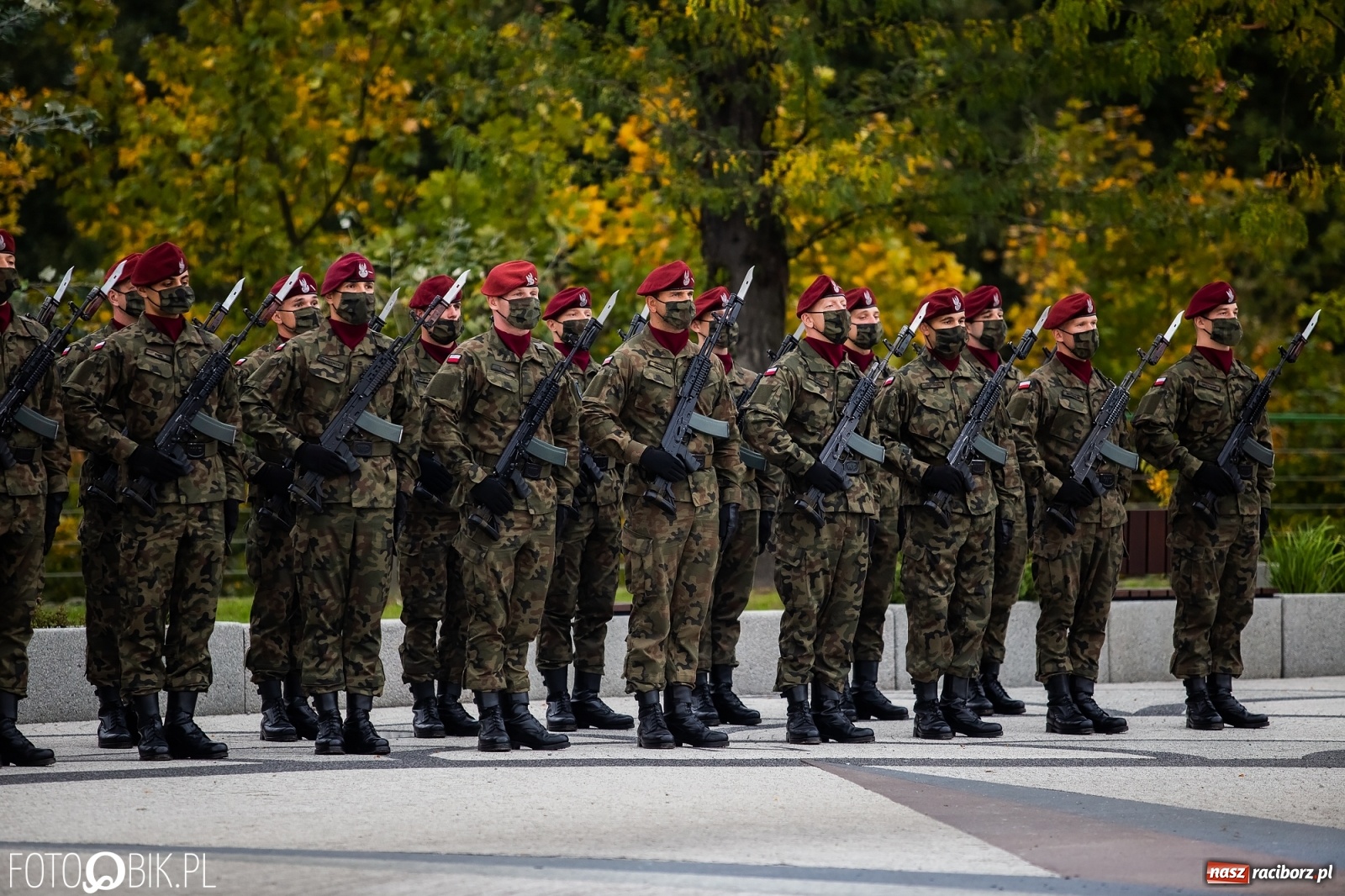 Zdjęcie w galerii na portalu naszraciborz.pl: Rok po tragicznej śmierci saperów. W Kuźni Raciborskiej odsłonięto tablicę pamiątkową  wiadomości z regionu