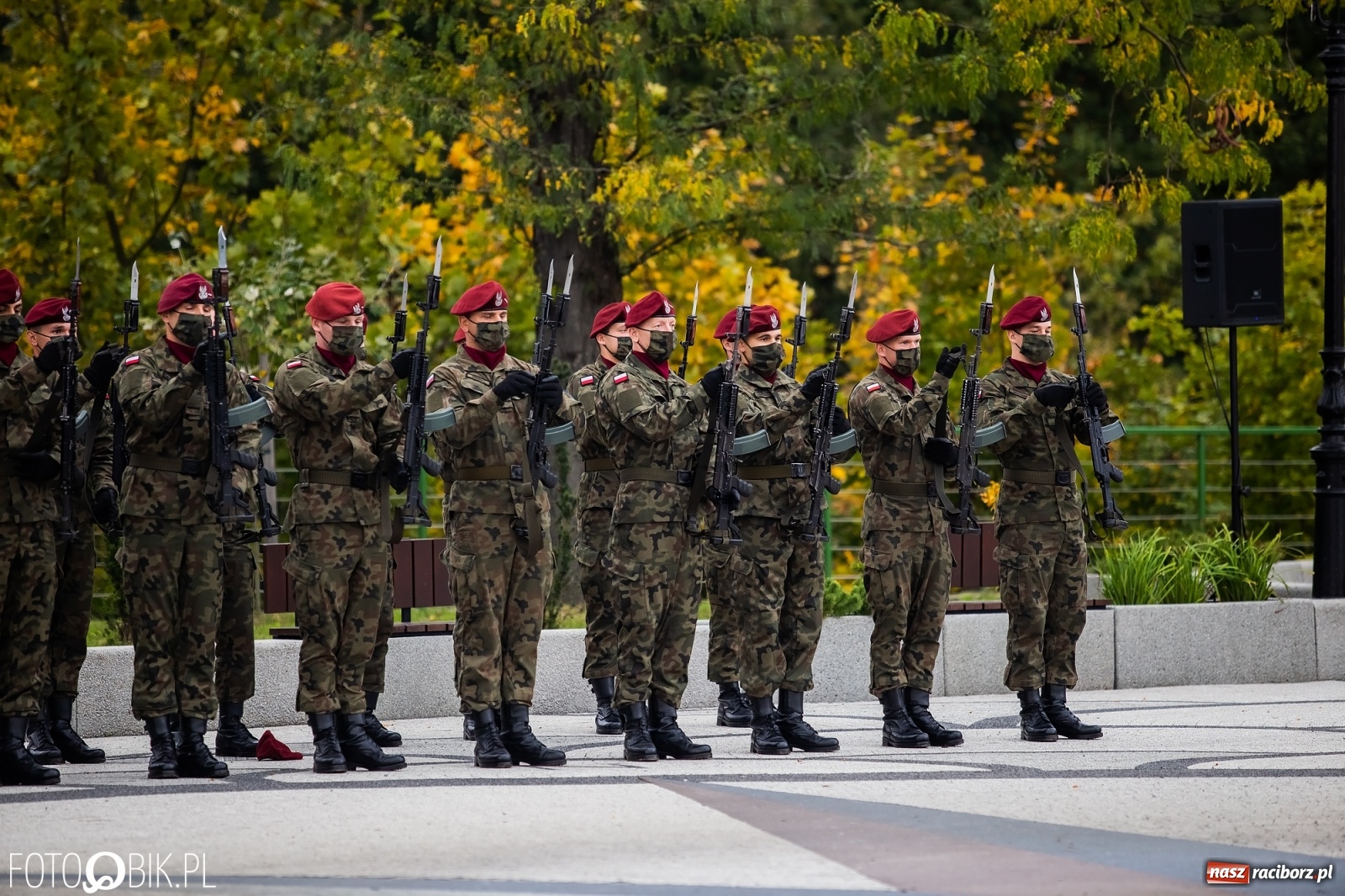 Zdjęcie w galerii na portalu naszraciborz.pl: Rok po tragicznej śmierci saperów. W Kuźni Raciborskiej odsłonięto tablicę pamiątkową  wiadomości z regionu