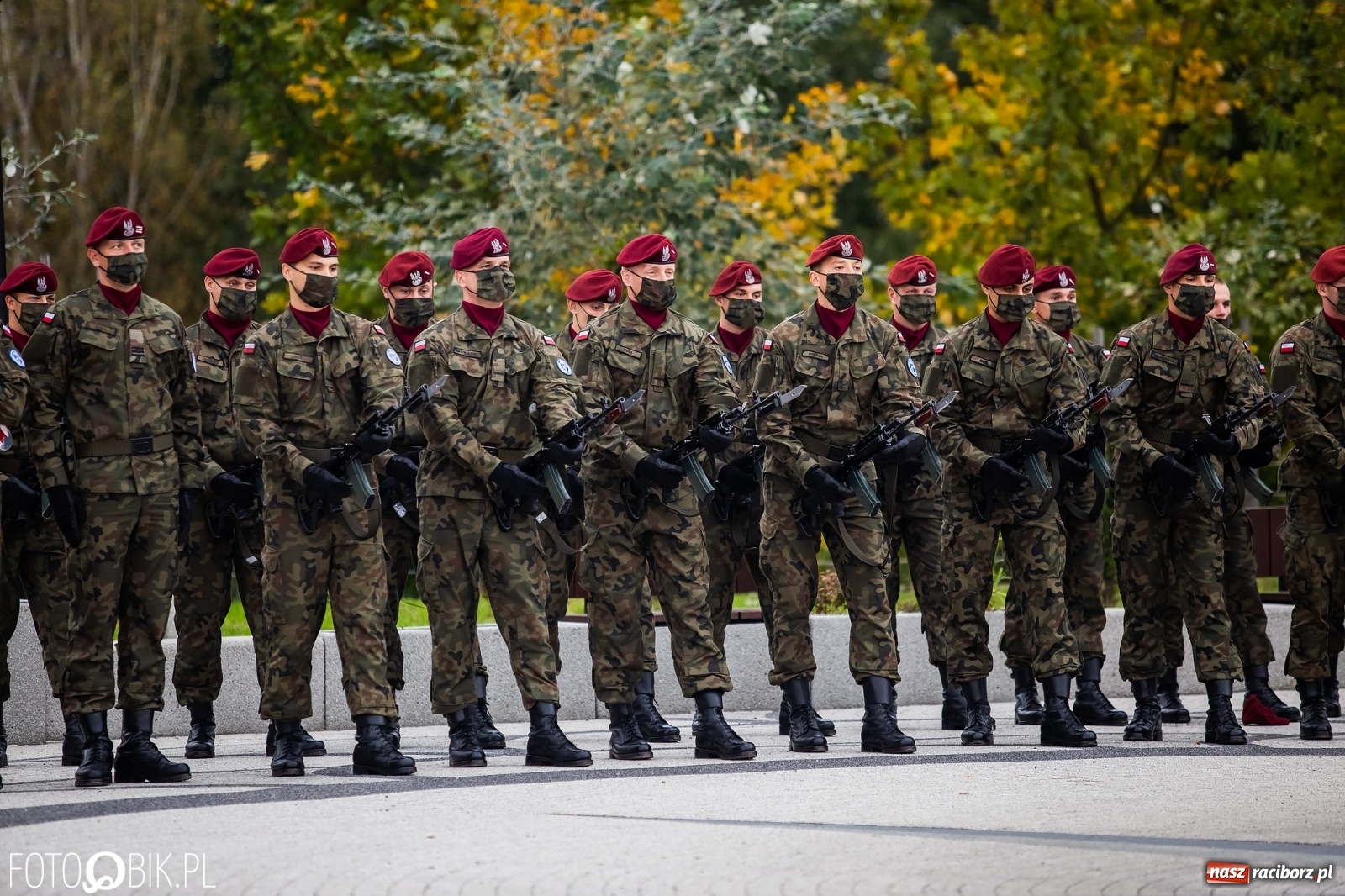 Zdjęcie w galerii na portalu naszraciborz.pl: Rok po tragicznej śmierci saperów. W Kuźni Raciborskiej odsłonięto tablicę pamiątkową  wiadomości z regionu