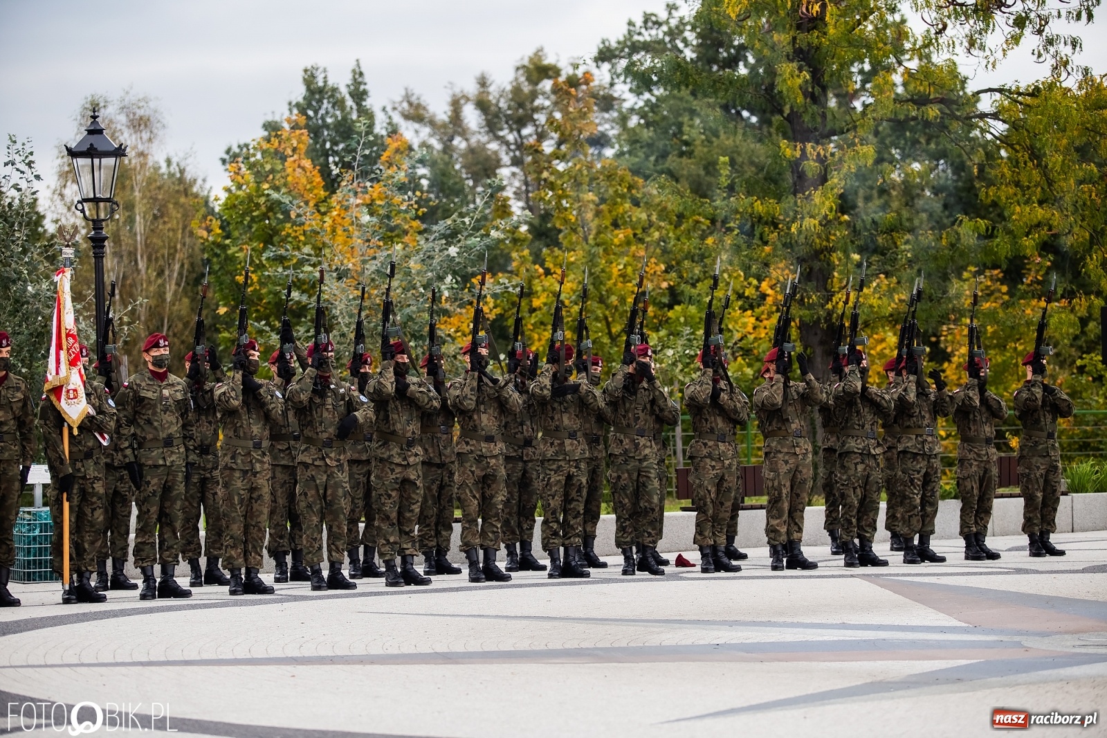 Zdjęcie w galerii na portalu naszraciborz.pl: Rok po tragicznej śmierci saperów. W Kuźni Raciborskiej odsłonięto tablicę pamiątkową  wiadomości z regionu