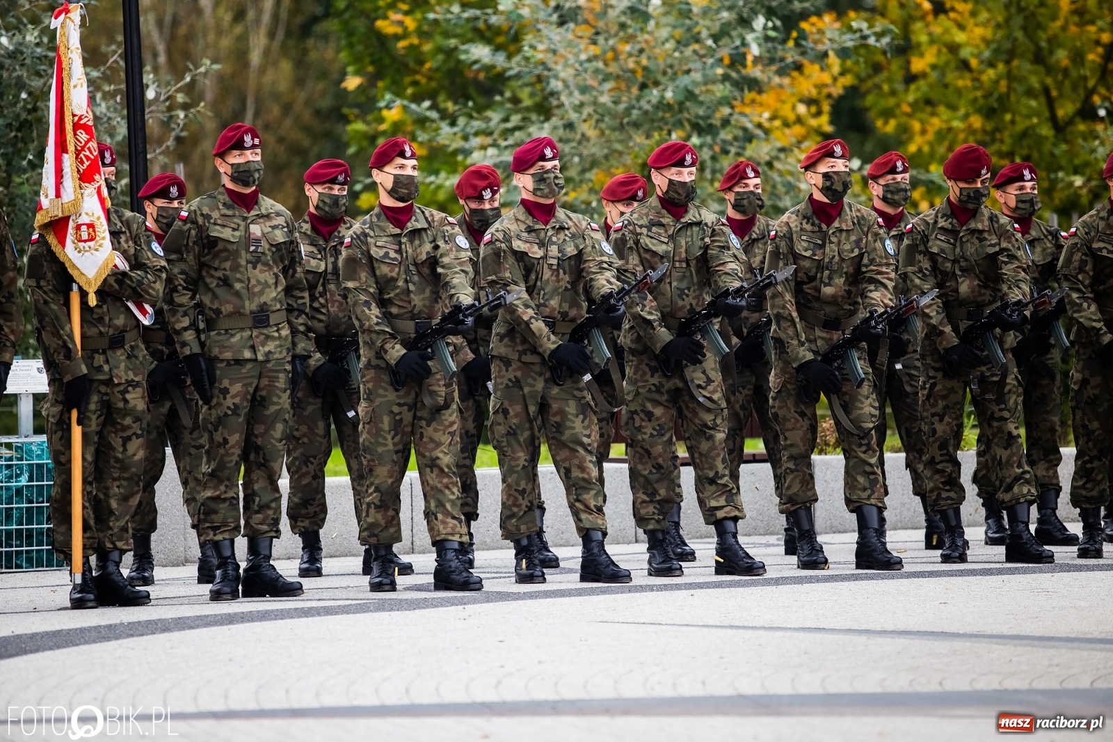 Zdjęcie w galerii na portalu naszraciborz.pl: Rok po tragicznej śmierci saperów. W Kuźni Raciborskiej odsłonięto tablicę pamiątkową  wiadomości z regionu