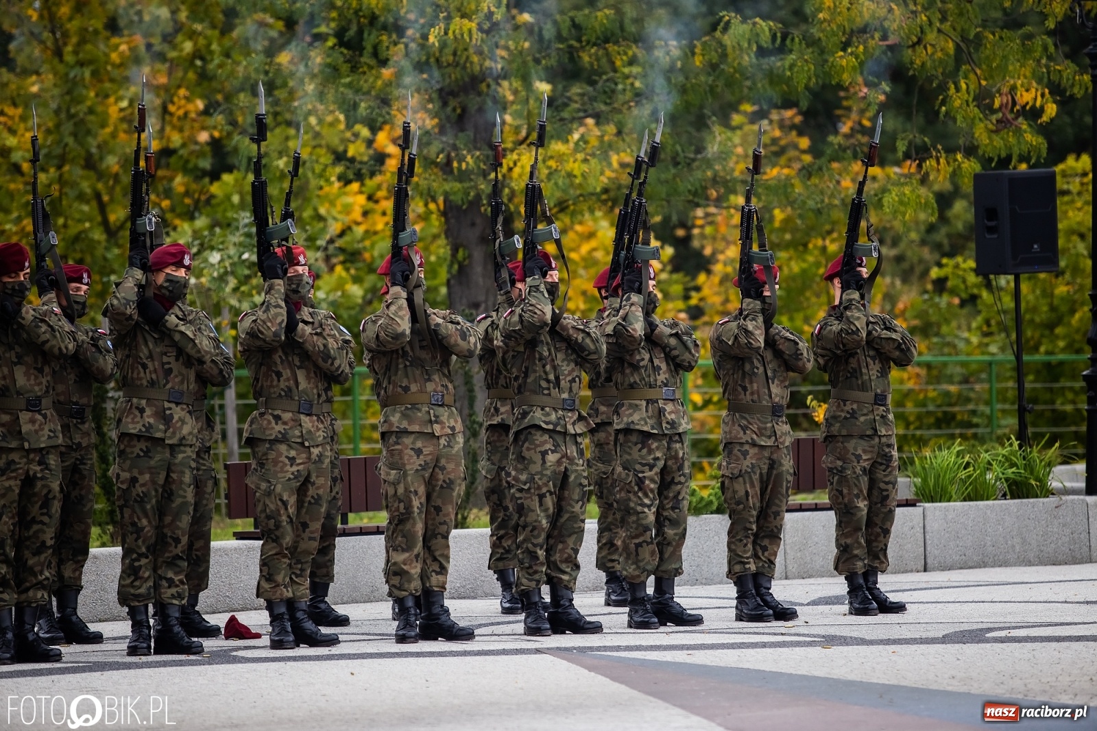 Zdjęcie w galerii na portalu naszraciborz.pl: Rok po tragicznej śmierci saperów. W Kuźni Raciborskiej odsłonięto tablicę pamiątkową  wiadomości z regionu