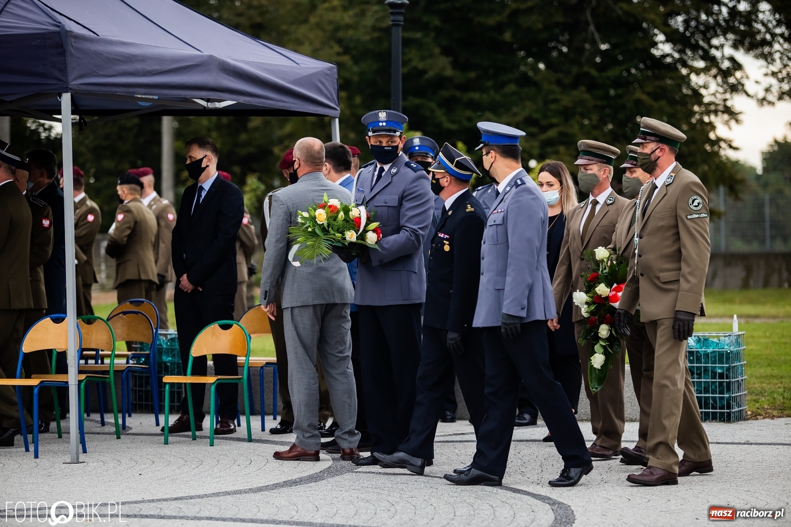 Zdjęcie w galerii na portalu naszraciborz.pl: Rok po tragicznej śmierci saperów. W Kuźni Raciborskiej odsłonięto tablicę pamiątkową  wiadomości z regionu
