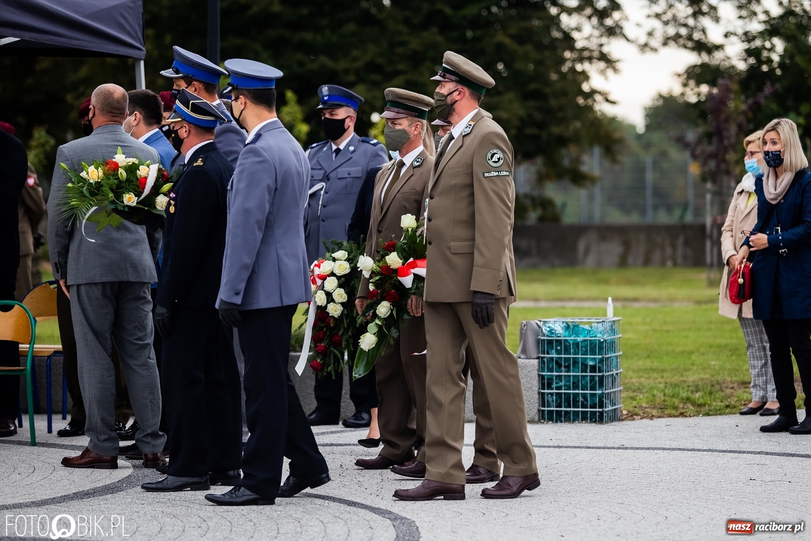 Zdjęcie w galerii na portalu naszraciborz.pl: Rok po tragicznej śmierci saperów. W Kuźni Raciborskiej odsłonięto tablicę pamiątkową  wiadomości z regionu