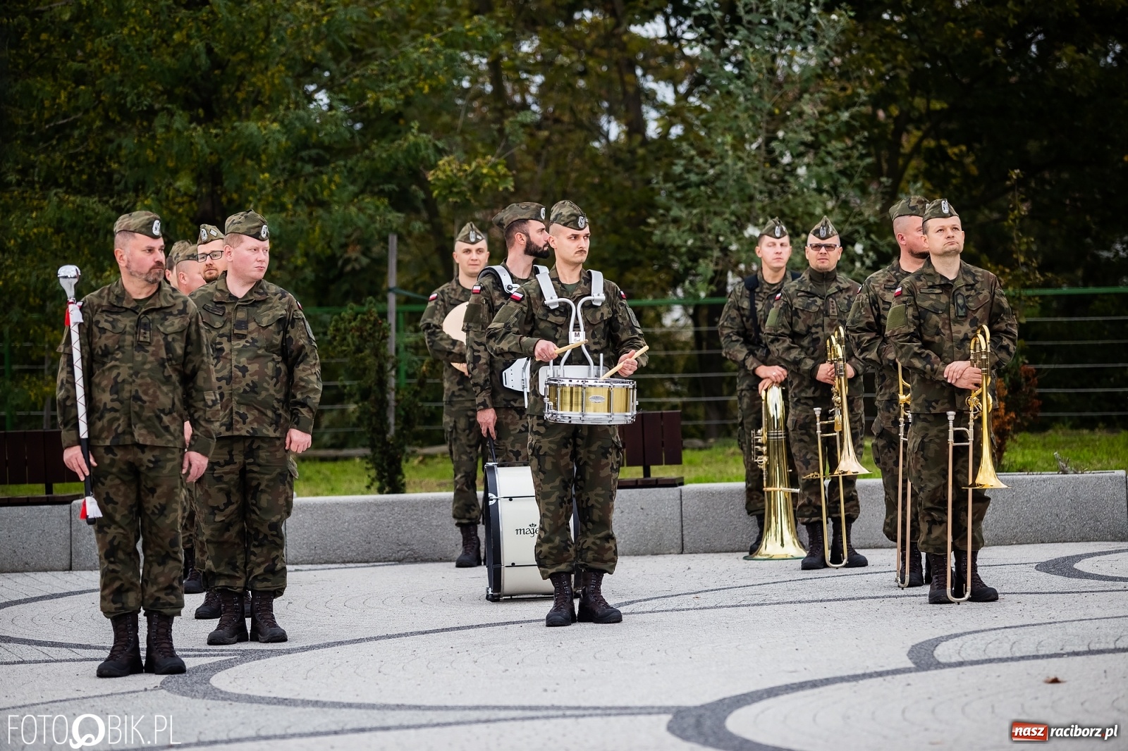 Zdjęcie w galerii na portalu naszraciborz.pl: Rok po tragicznej śmierci saperów. W Kuźni Raciborskiej odsłonięto tablicę pamiątkową  wiadomości z regionu