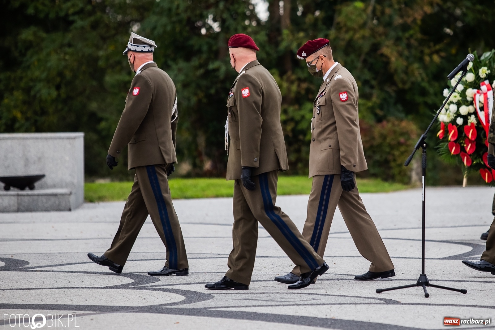 Zdjęcie w galerii na portalu naszraciborz.pl: Rok po tragicznej śmierci saperów. W Kuźni Raciborskiej odsłonięto tablicę pamiątkową  wiadomości z regionu