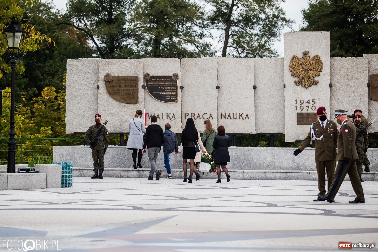 Zdjęcie w galerii na portalu naszraciborz.pl: Rok po tragicznej śmierci saperów. W Kuźni Raciborskiej odsłonięto tablicę pamiątkową  wiadomości z regionu