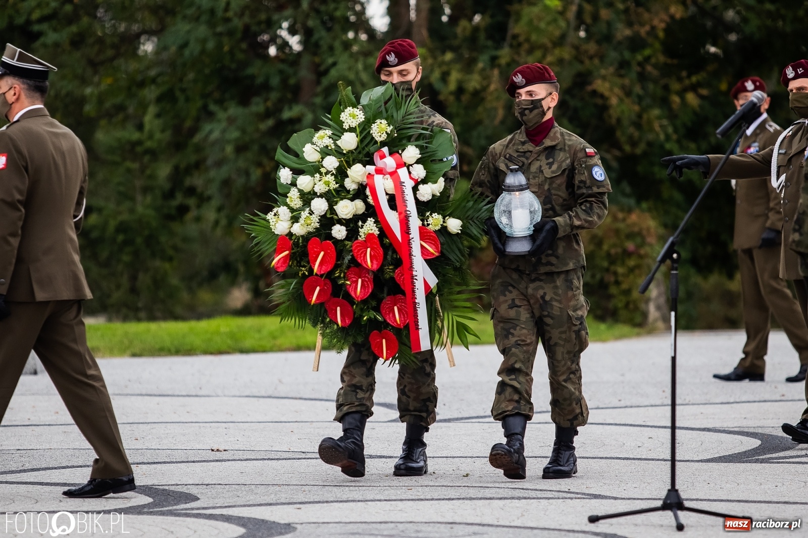 Zdjęcie w galerii na portalu naszraciborz.pl: Rok po tragicznej śmierci saperów. W Kuźni Raciborskiej odsłonięto tablicę pamiątkową  wiadomości z regionu