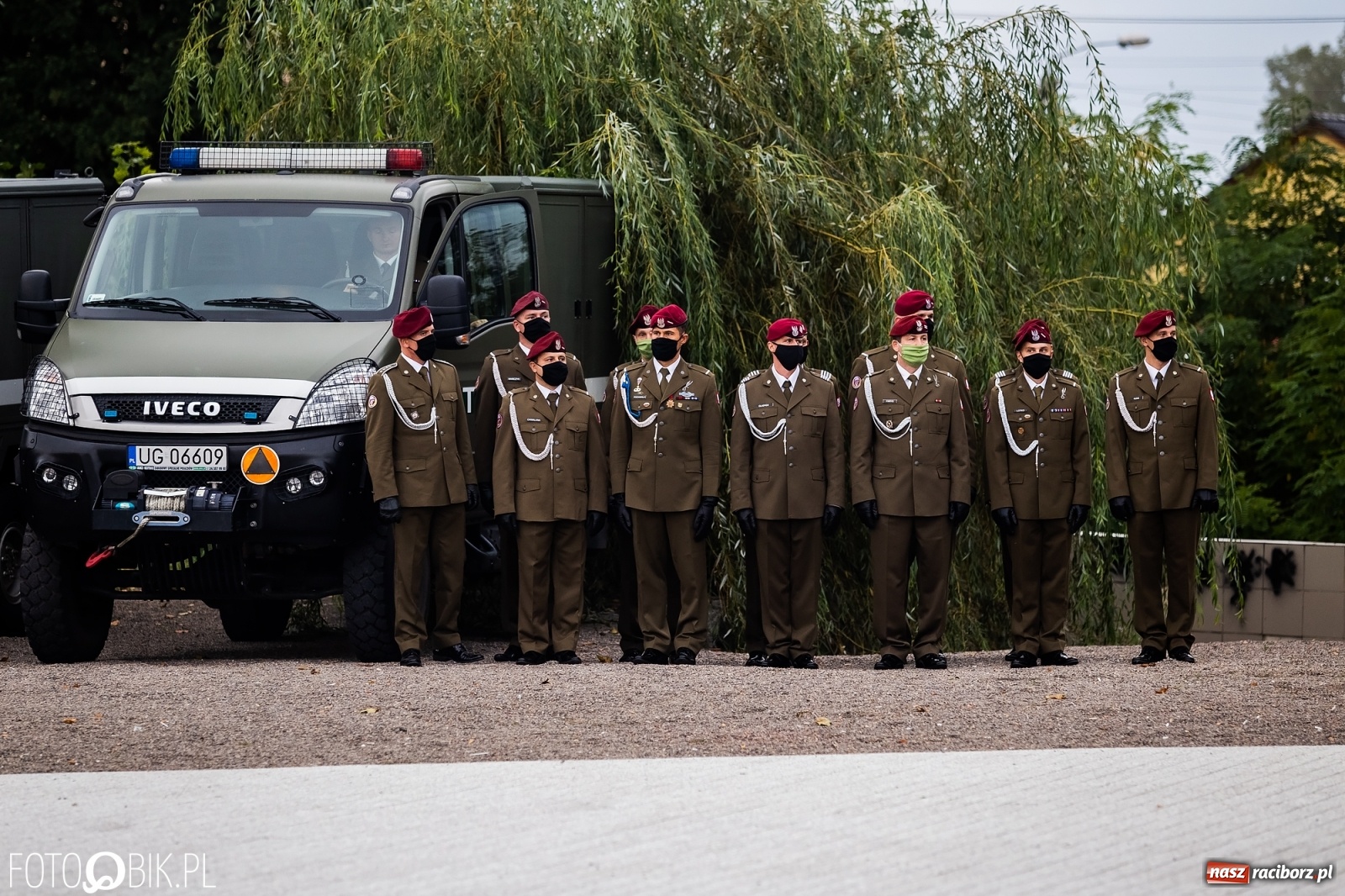 Zdjęcie w galerii na portalu naszraciborz.pl: Rok po tragicznej śmierci saperów. W Kuźni Raciborskiej odsłonięto tablicę pamiątkową  wiadomości z regionu