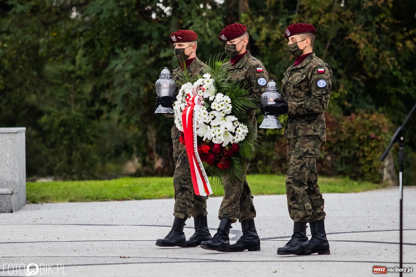 Zdjęcie w galerii na portalu naszraciborz.pl: Rok po tragicznej śmierci saperów. W Kuźni Raciborskiej odsłonięto tablicę pamiątkową  wiadomości z regionu