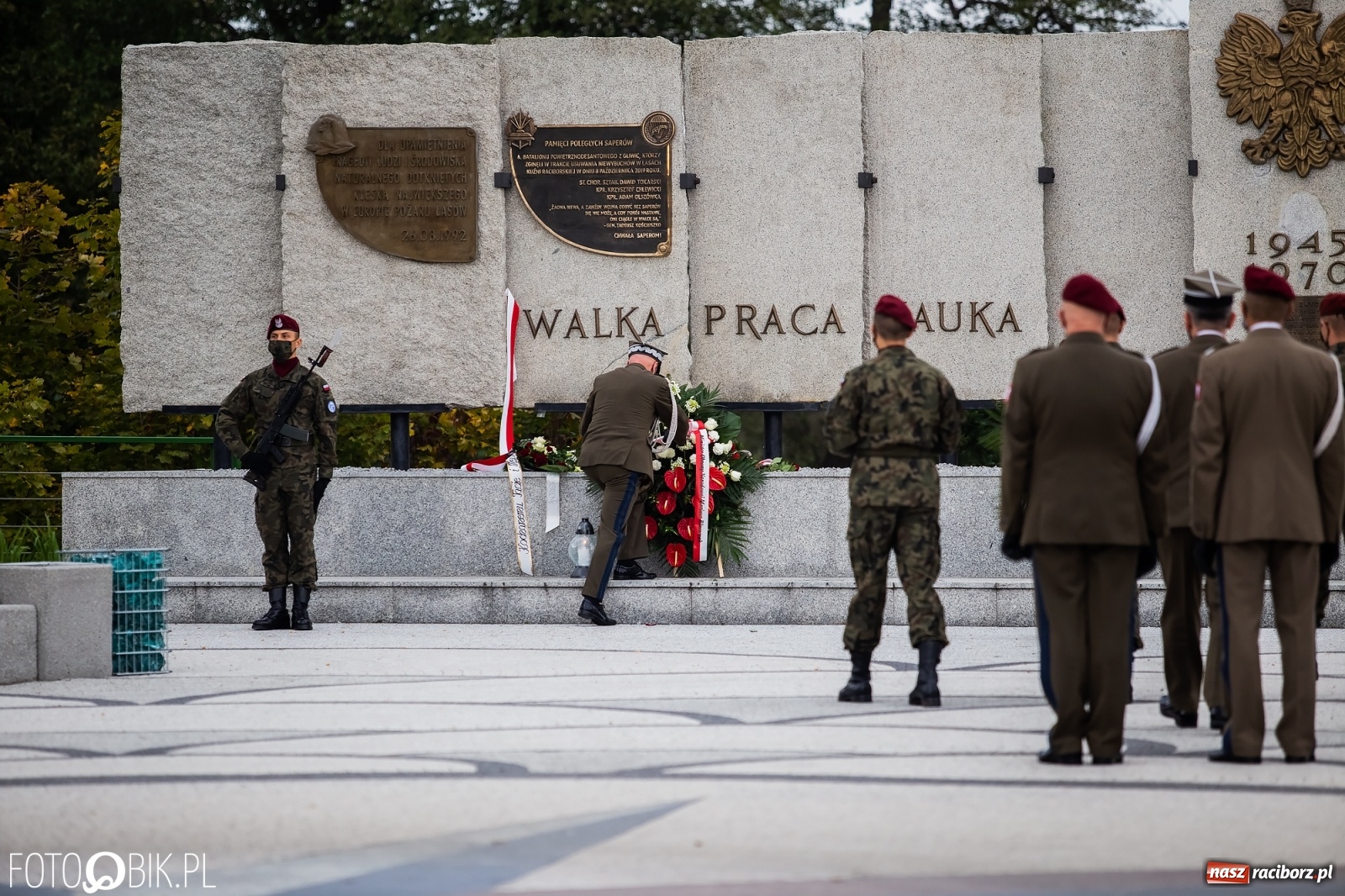 Zdjęcie w galerii na portalu naszraciborz.pl: Rok po tragicznej śmierci saperów. W Kuźni Raciborskiej odsłonięto tablicę pamiątkową  wiadomości z regionu
