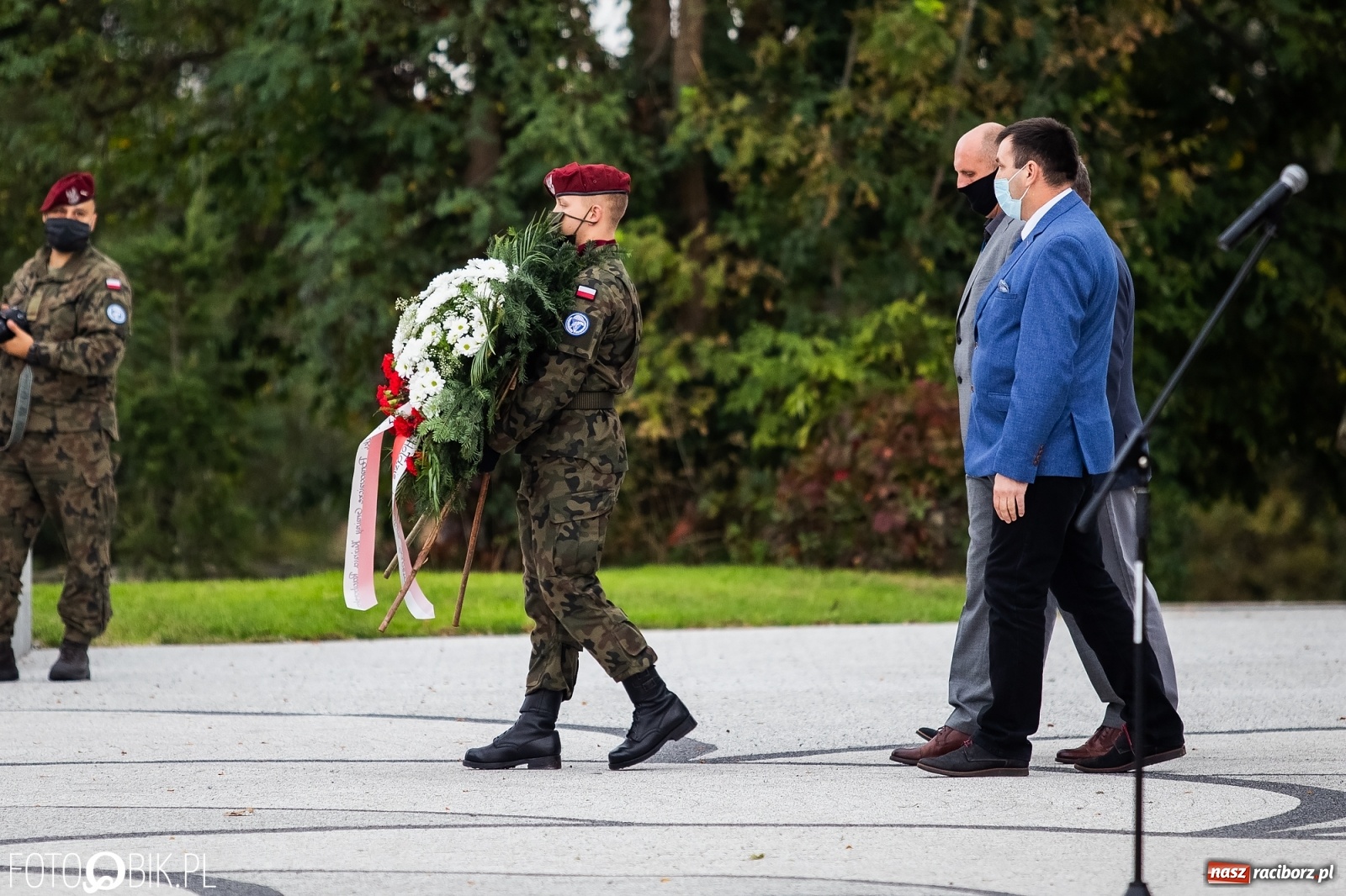 Zdjęcie w galerii na portalu naszraciborz.pl: Rok po tragicznej śmierci saperów. W Kuźni Raciborskiej odsłonięto tablicę pamiątkową  wiadomości z regionu