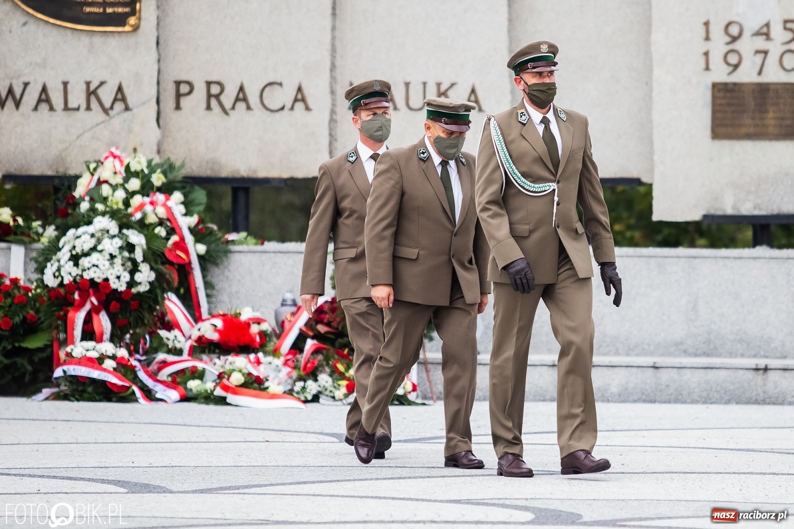 Zdjęcie w galerii na portalu naszraciborz.pl: Rok po tragicznej śmierci saperów. W Kuźni Raciborskiej odsłonięto tablicę pamiątkową  wiadomości z regionu