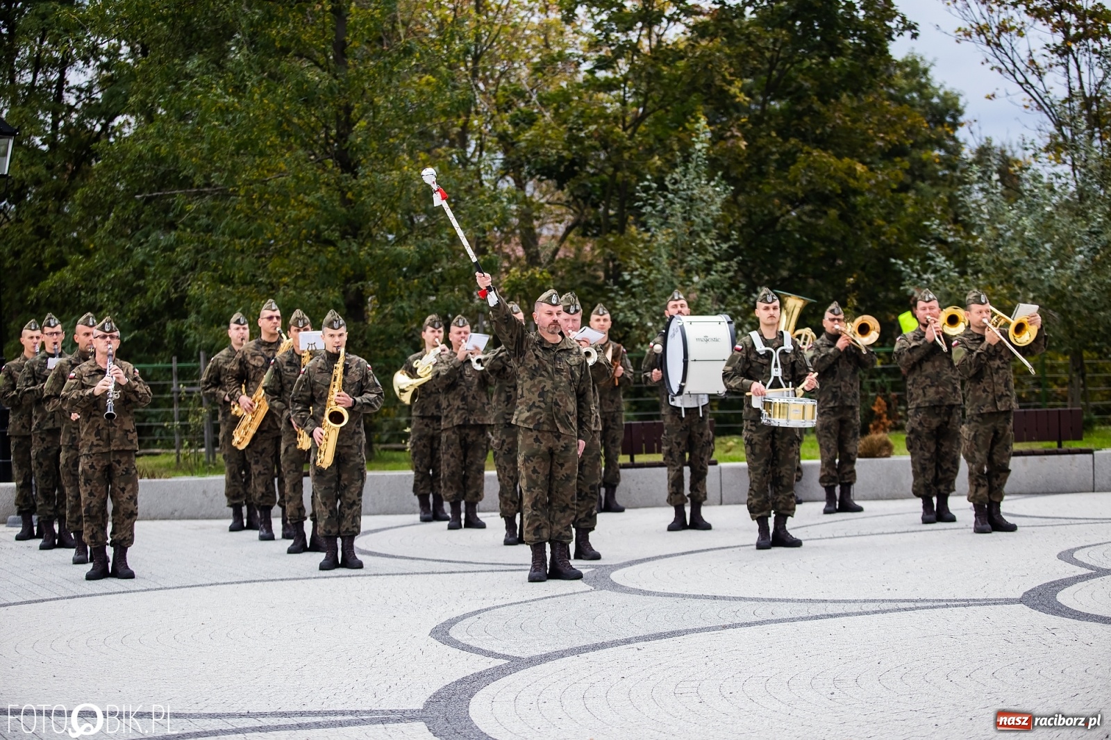 Zdjęcie w galerii na portalu naszraciborz.pl: Rok po tragicznej śmierci saperów. W Kuźni Raciborskiej odsłonięto tablicę pamiątkową  wiadomości z regionu